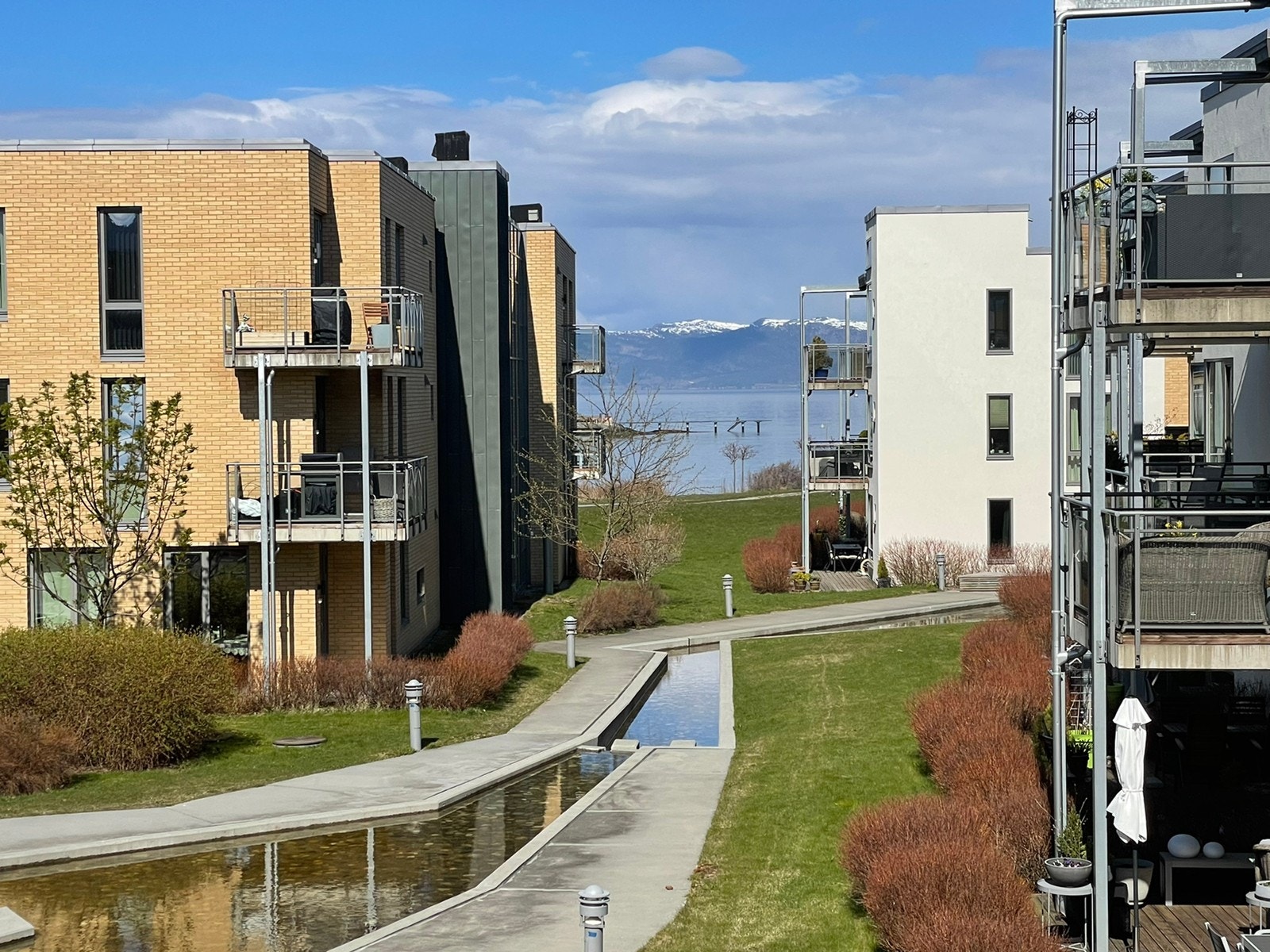 Utsikt over vannspeilet mot fjorden Galleribilde