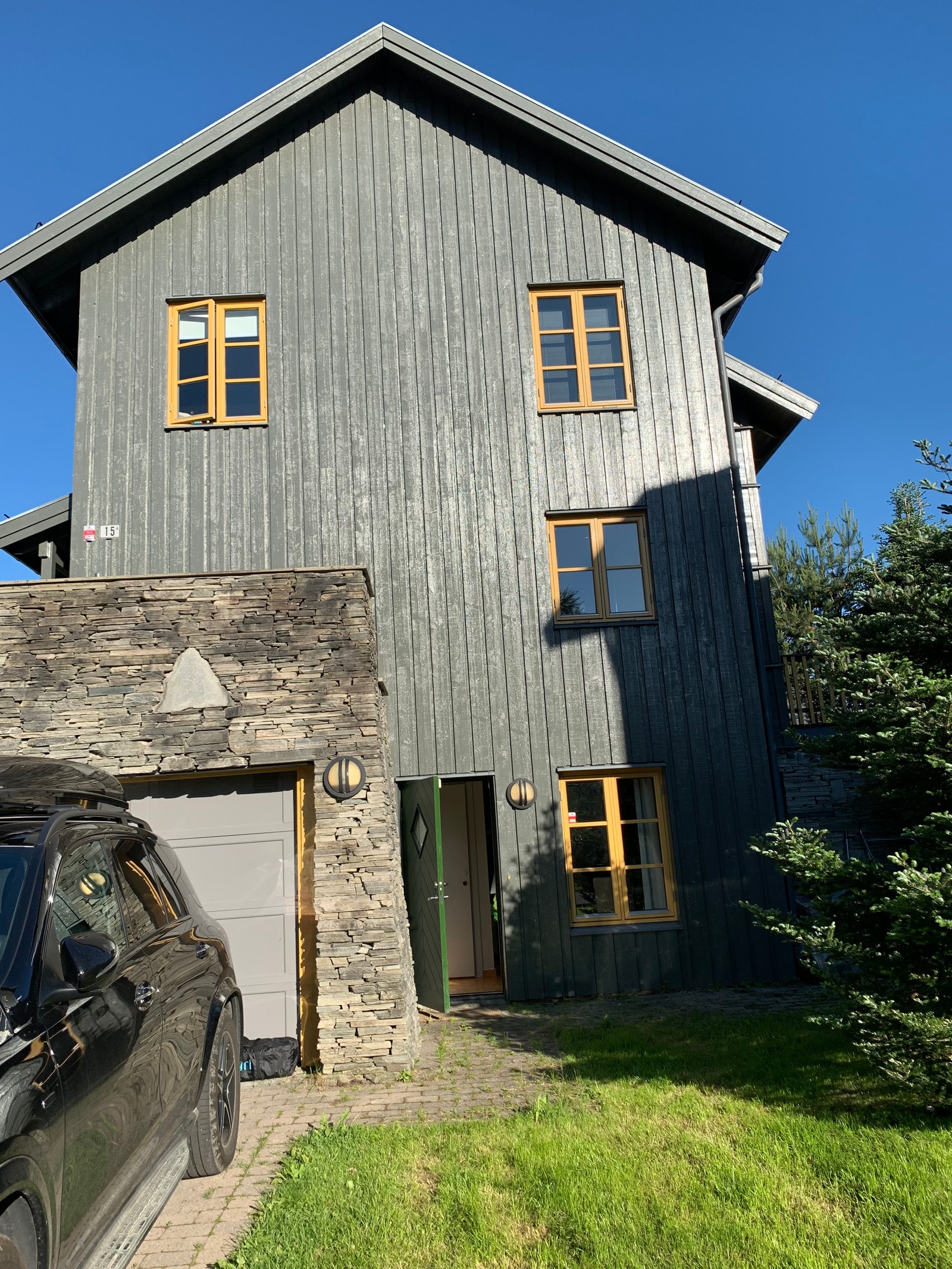 Egen inngang på bakkeplan, privat liten uteplass utenfor inngangen. Galleribilde