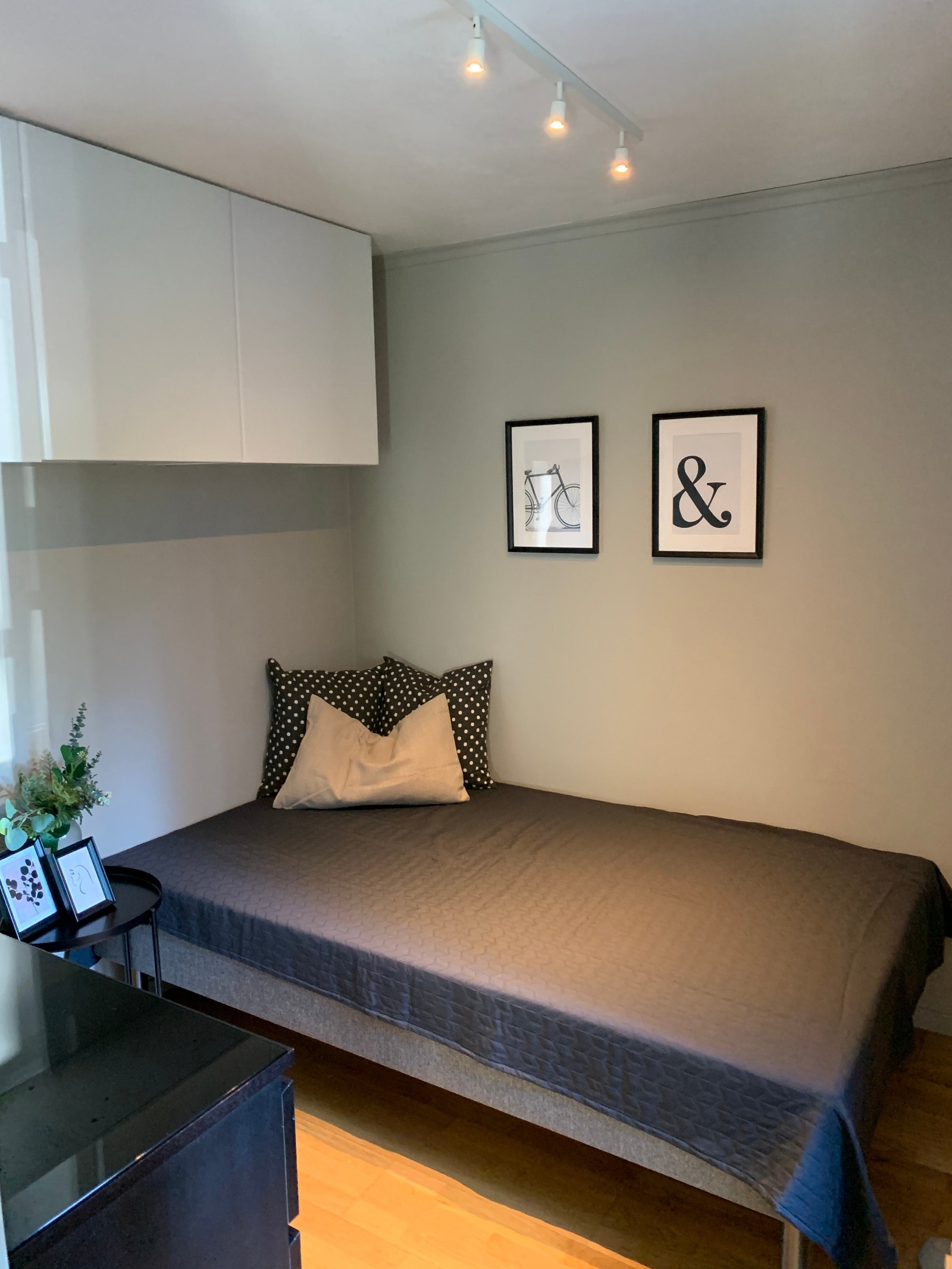 Romslig og koslig soverom med deilig utsyn ut av vinduet og uten innsyn. Galleribilde