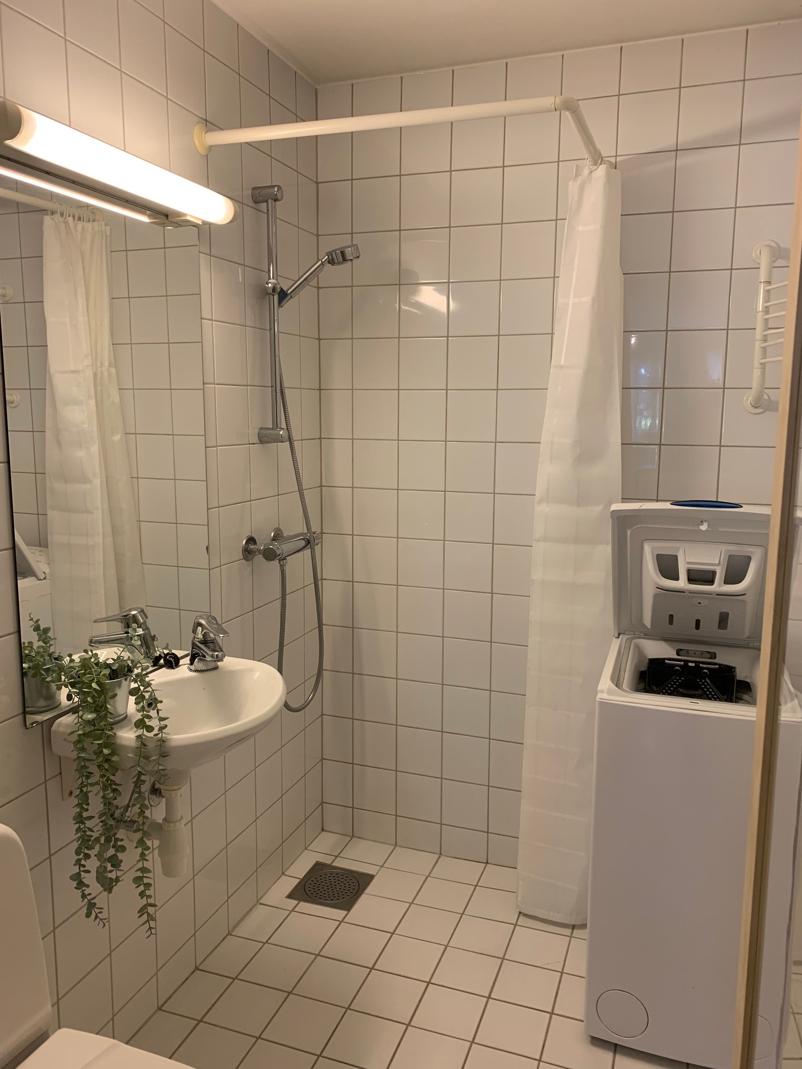 Bad med vaskemaskin og varmekabler i gulv Galleribilde