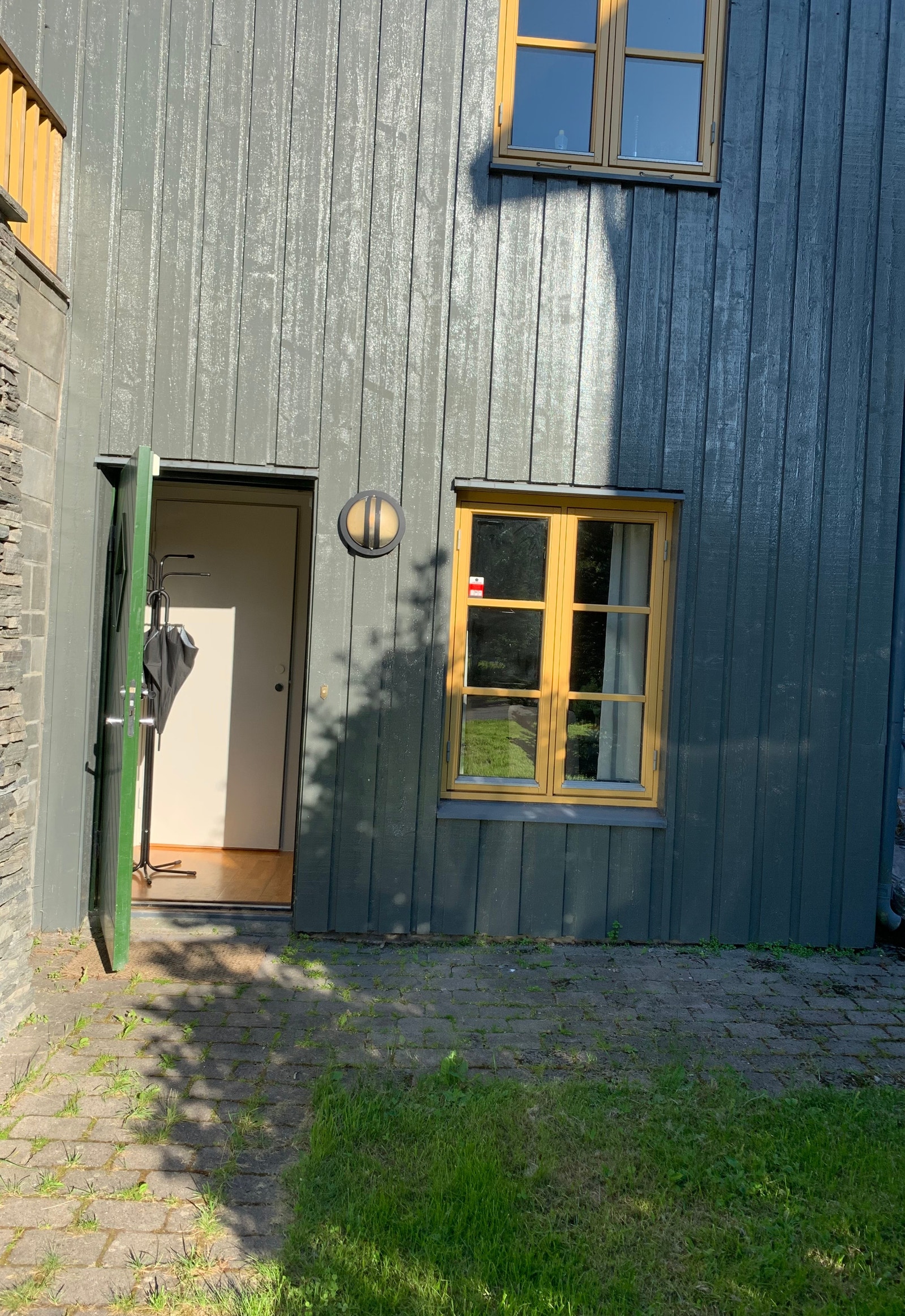 Egen inngang på bakkeplan, privat liten uteplass utenfor inngangen. Galleribilde