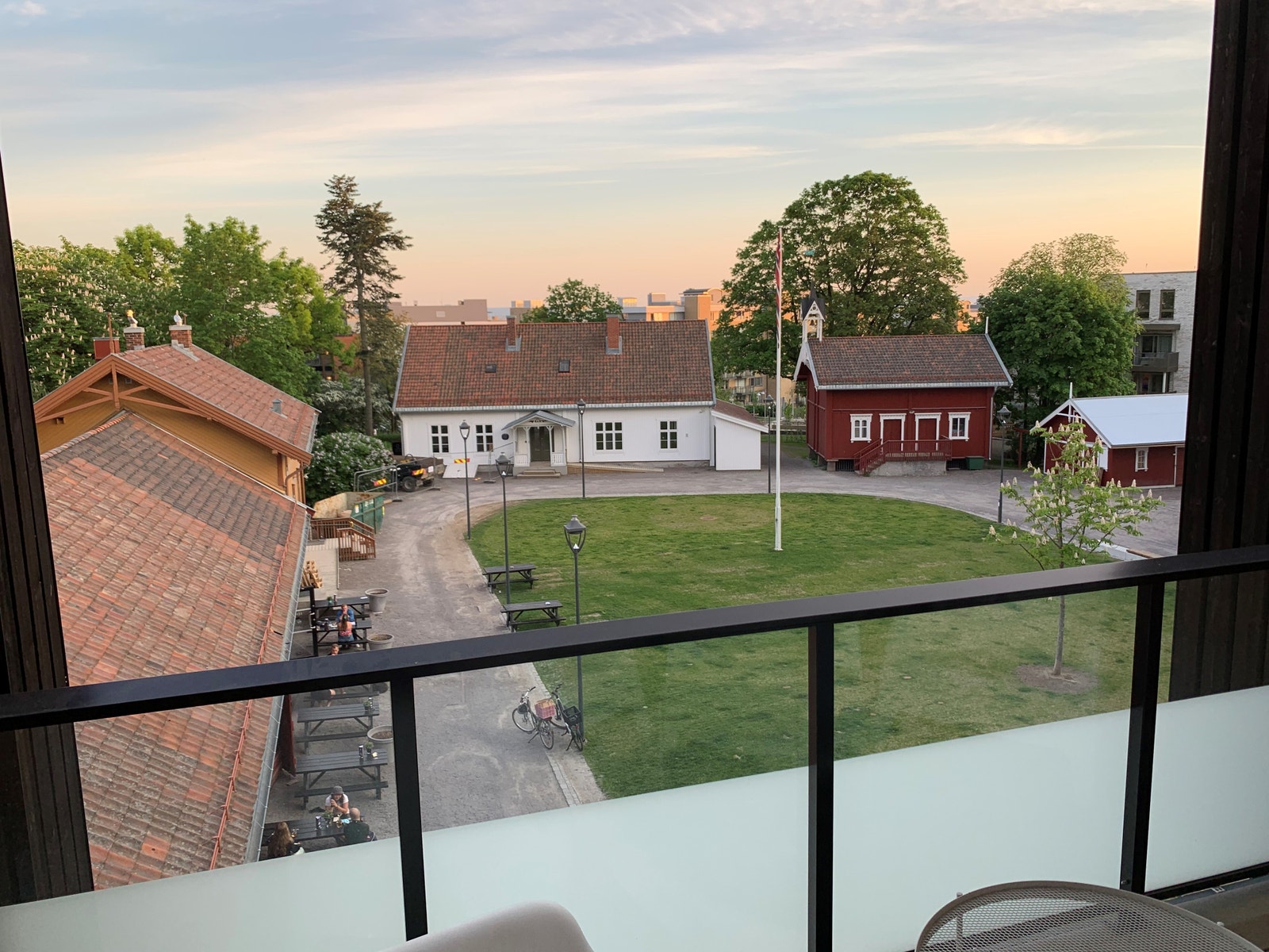 Utsikt fra balkong med slåer som kan trekkes for Galleribilde