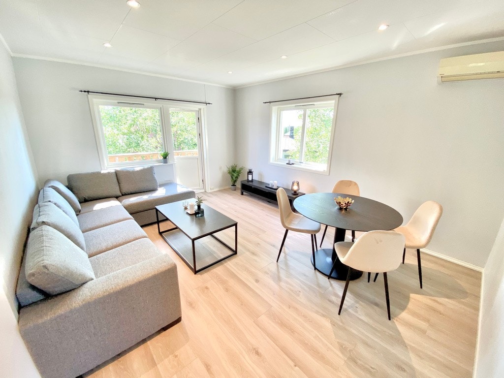 Stue med spiseplass og sofa Galleribilde