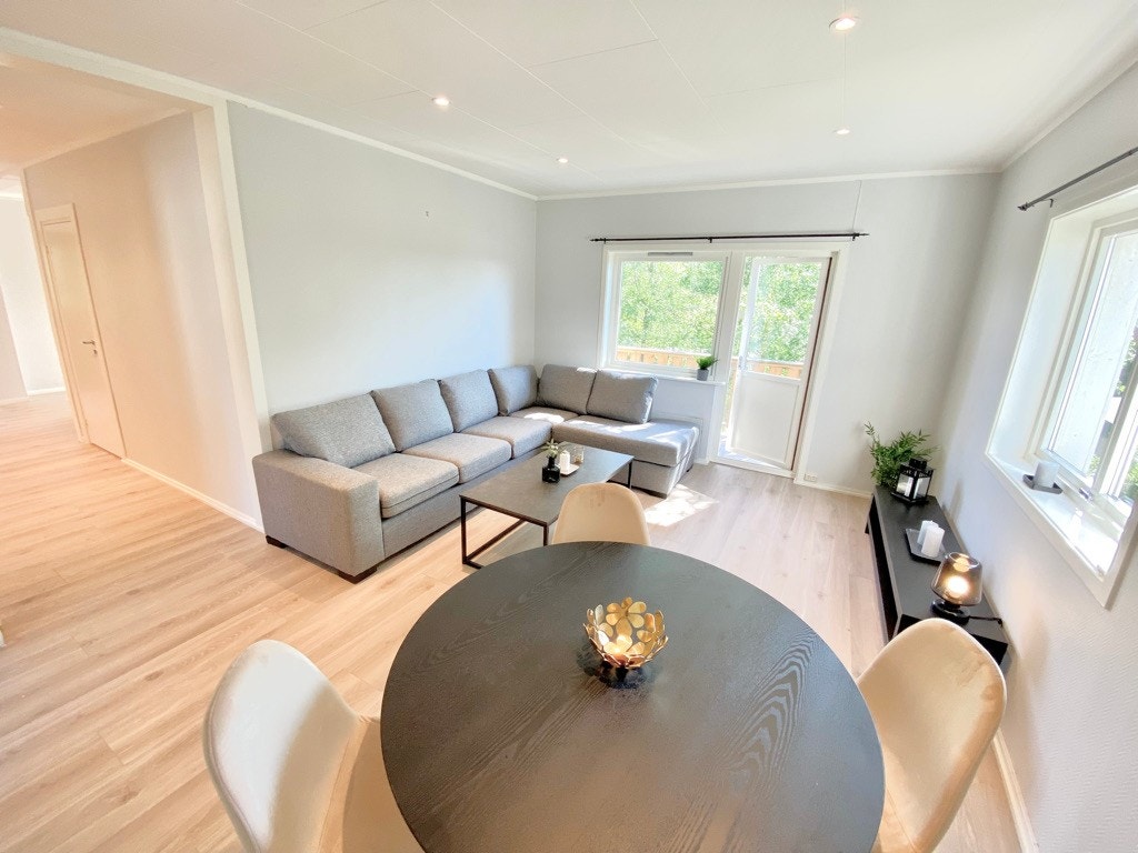 Stue med spiseplass og sofa Galleribilde