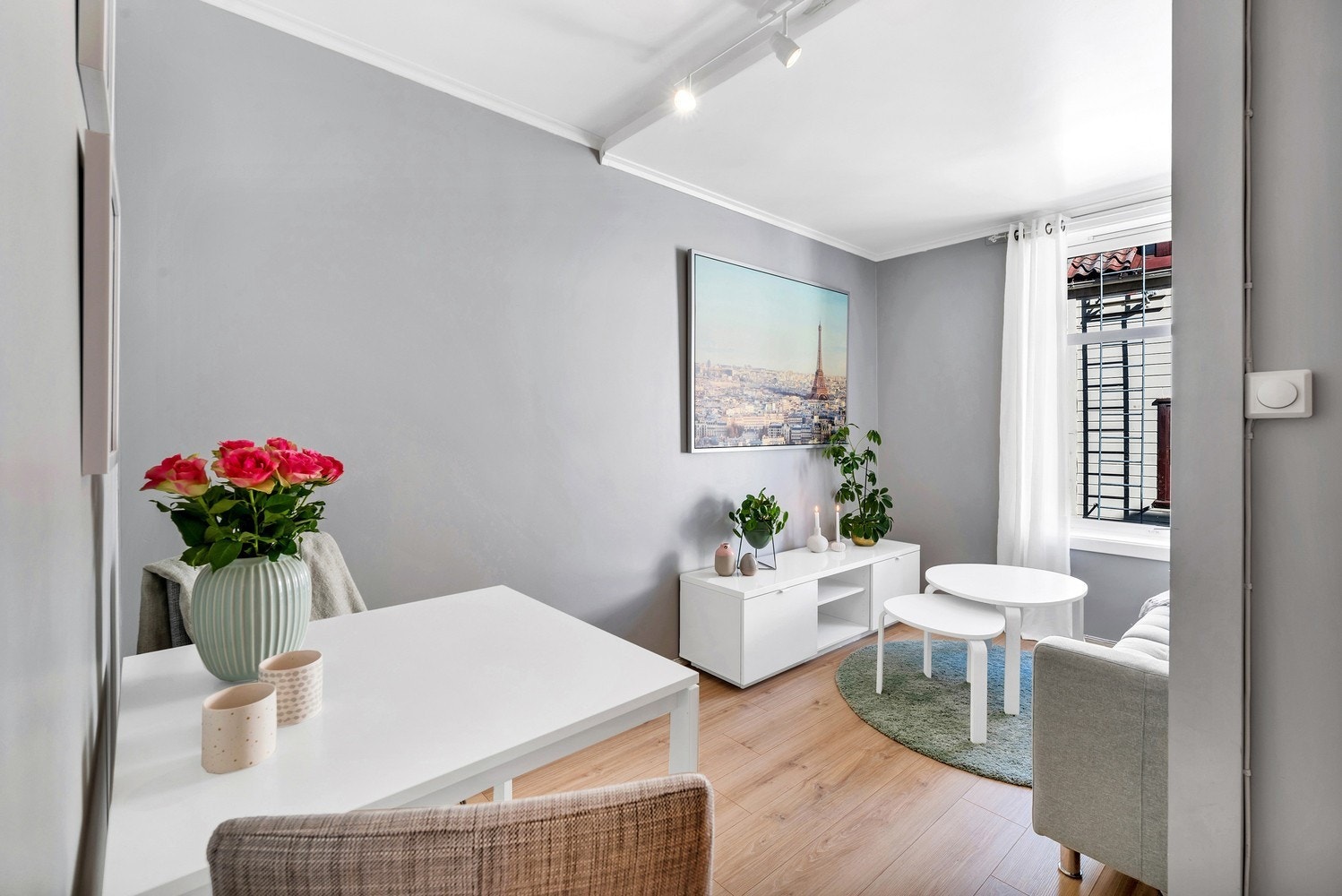 Fin og romslig stue med sofa, tv-bord og spisebord Galleribilde