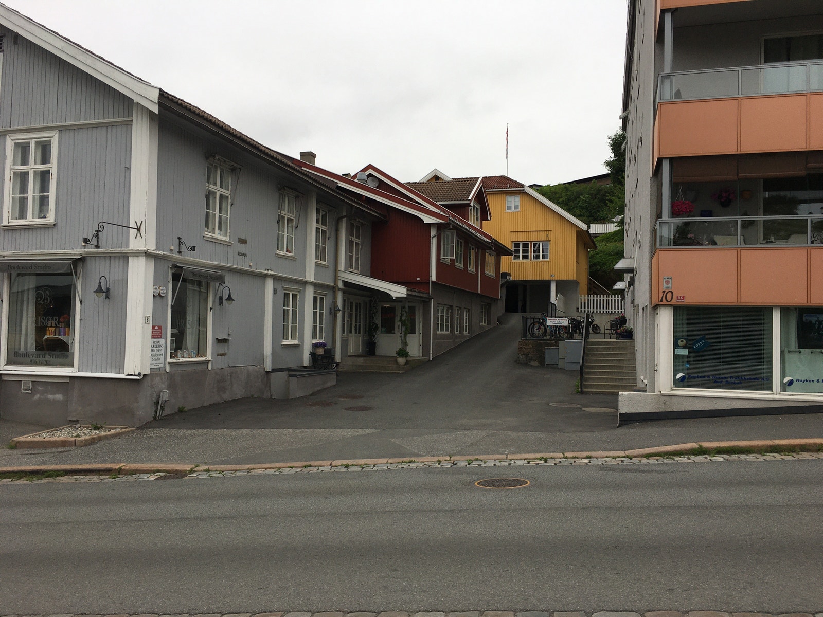 Ligger rett over veien for parkering. Galleribilde