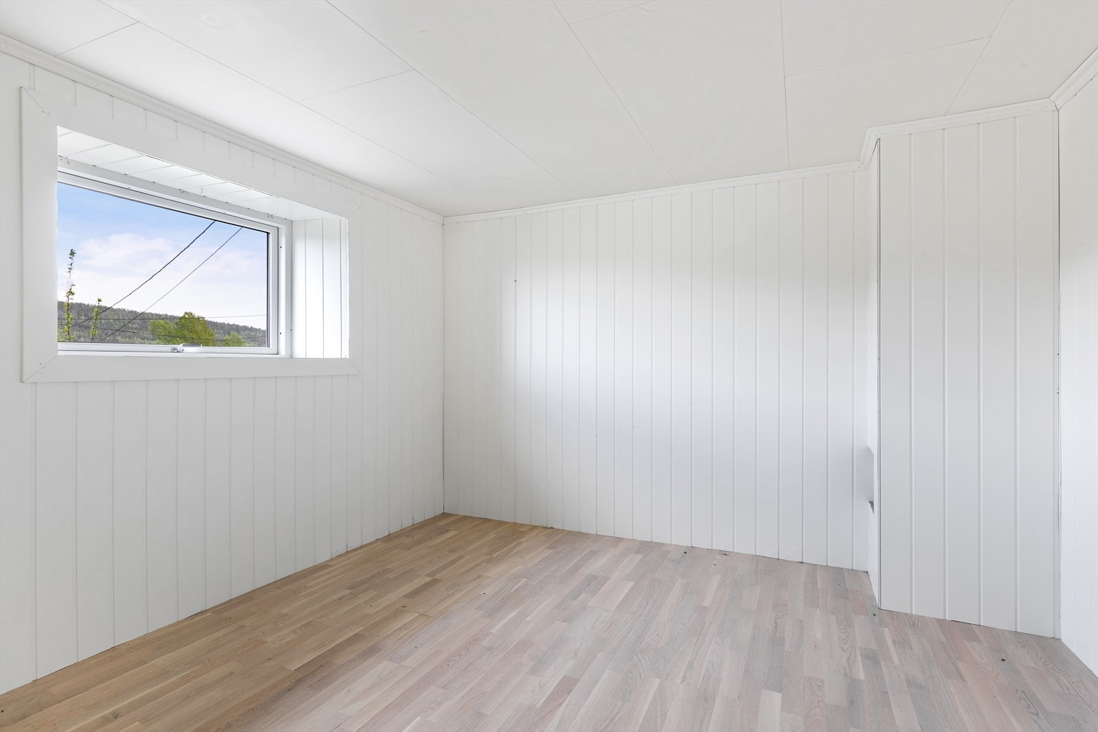 Dette rommet er pusset opp i nyere tid, men det kan være dette allikevel må pusses opp pga fuktskadene som var i boligen i vinter, ettersom det ikke har stått på strøm i bygget på lang tid. Galleribilde