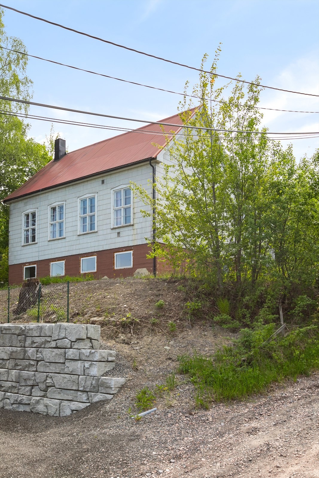 Eiendommen ligger på en liten høyde og tomta er på ca. 1.085 kvm. Galleribilde