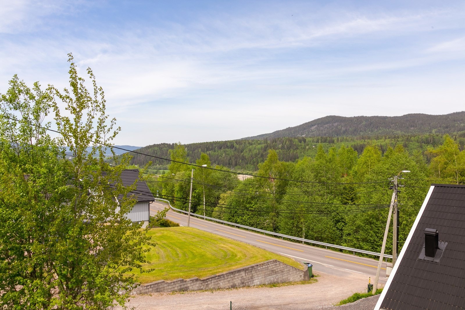 Bussholdeplassen ligger kun et steinkast fra boligen. Utsikten er flott med fint utsyn mot Romeriksåsen. Galleribilde