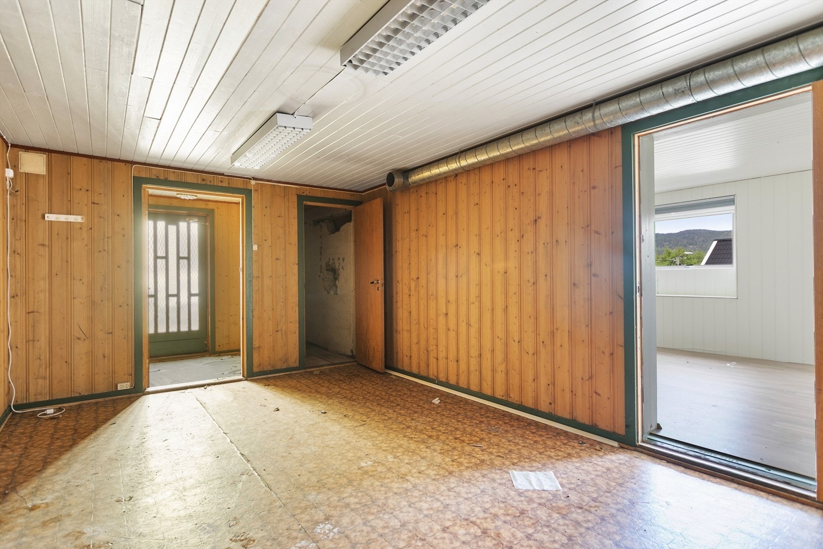 Romslig hall ønsker deg velkommen inn. Her nede har man hovedsakelig bodareal, innredet rom, toaletter og bad. Galleribilde