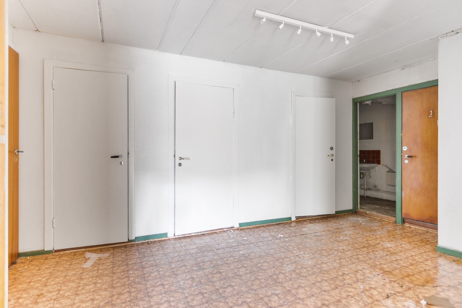 Her har du inngang til tre boder samt et to toalettrom og et bad. Disse rommene må total oppusses etter vannlekkasjen som var tidligere i år. Galleribilde