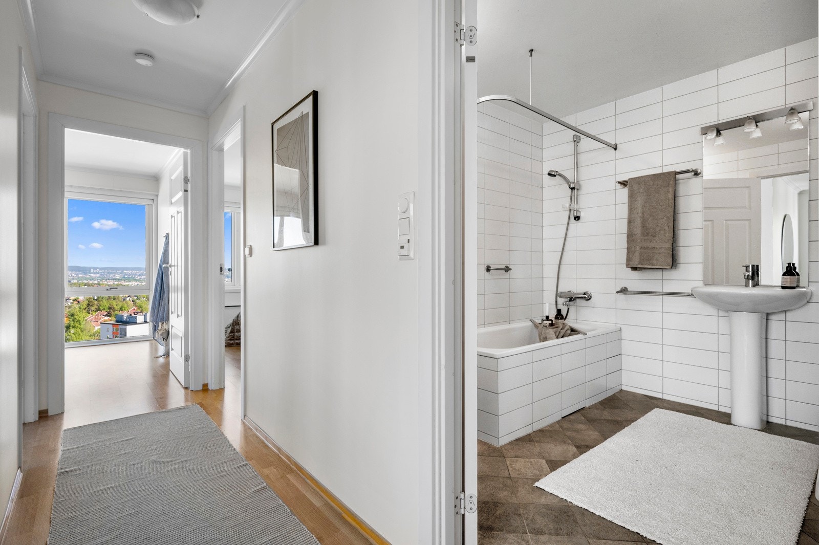 Leilighetens andre bad er innredet med innmurt badekar. Galleribilde