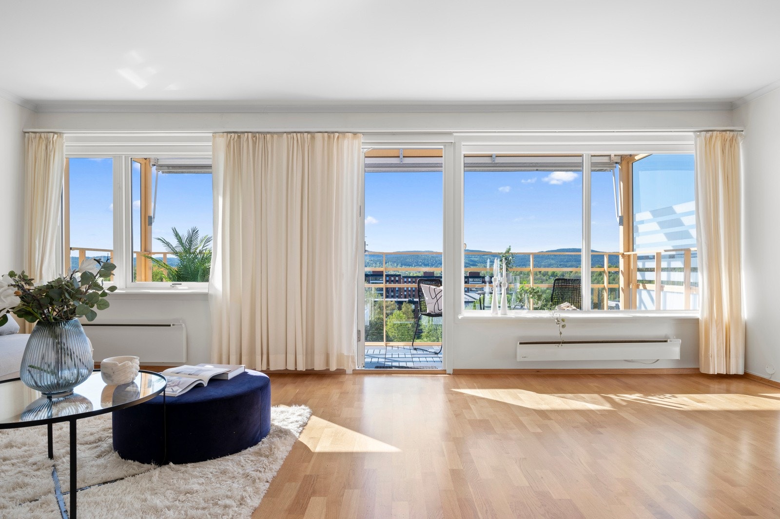 Lys og luftig stue med en rekke store vindusflater og fantastisk utsikt. Galleribilde