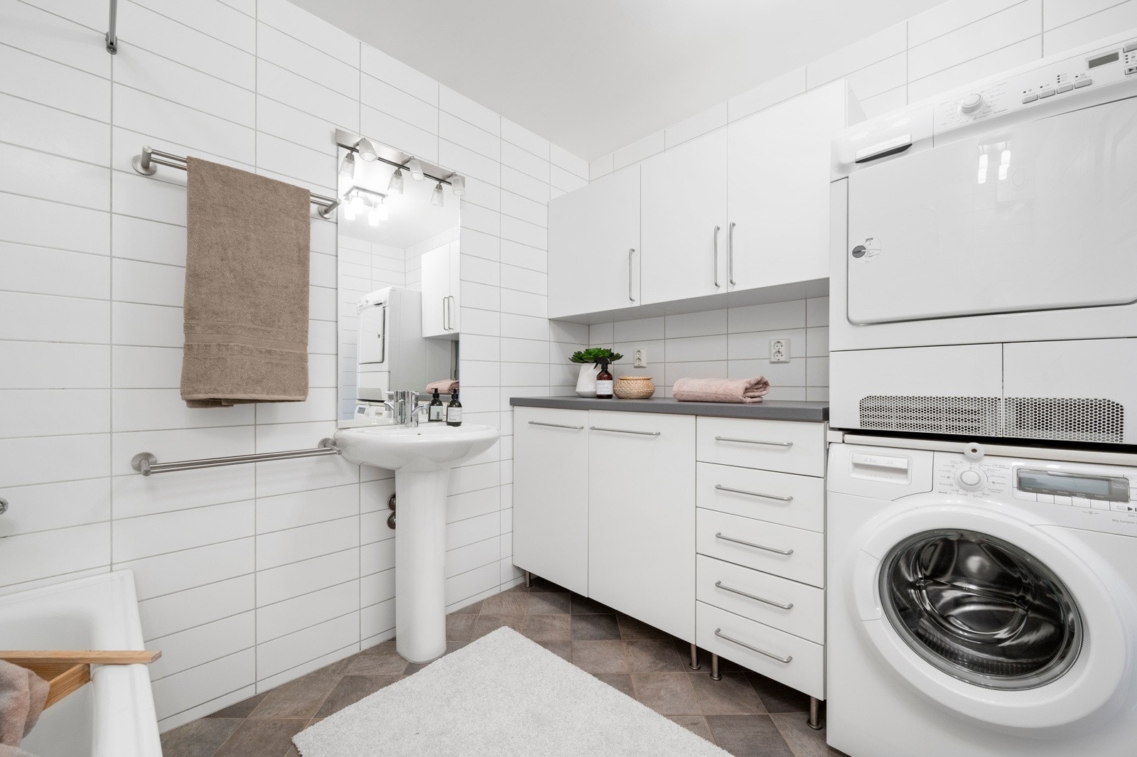 God oppbevaringsplass og praktisk vaskesøyle. Varmekabler i gulv. Galleribilde