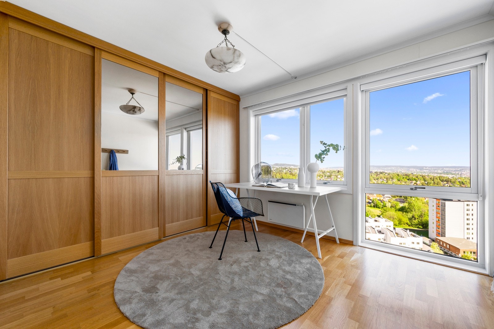 Soverom II innredet med stor skyvedørsgarderobe. Galleribilde