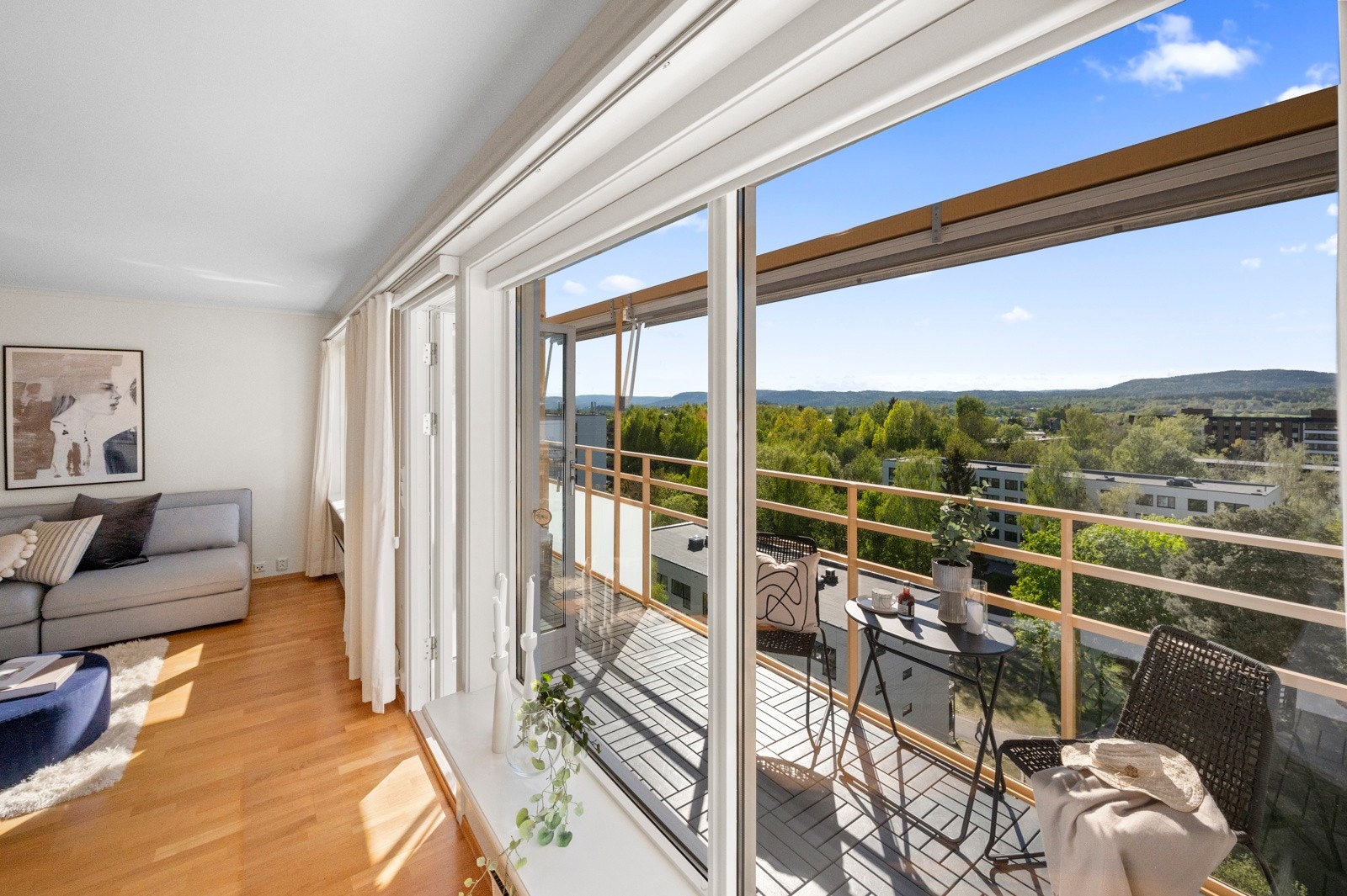 Utgang fra stuen til vestvendt balkong på ca. 11 kvm. Galleribilde