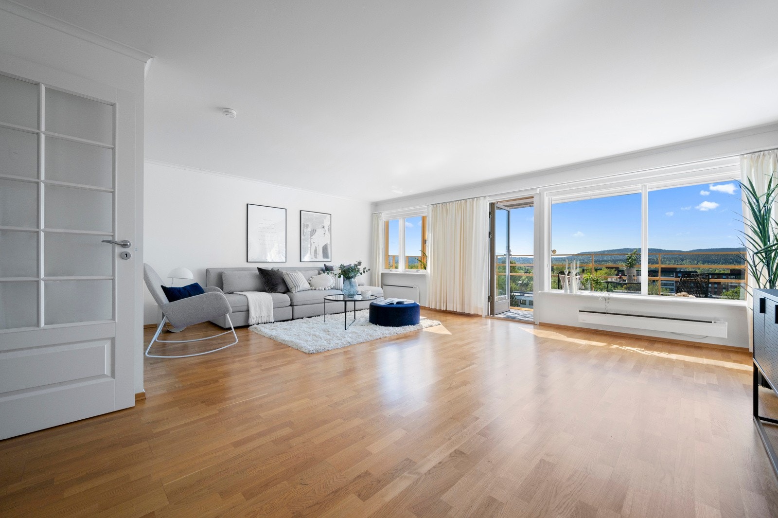 Stuen er meget romslig med flere møbleringsmuligheter. Galleribilde