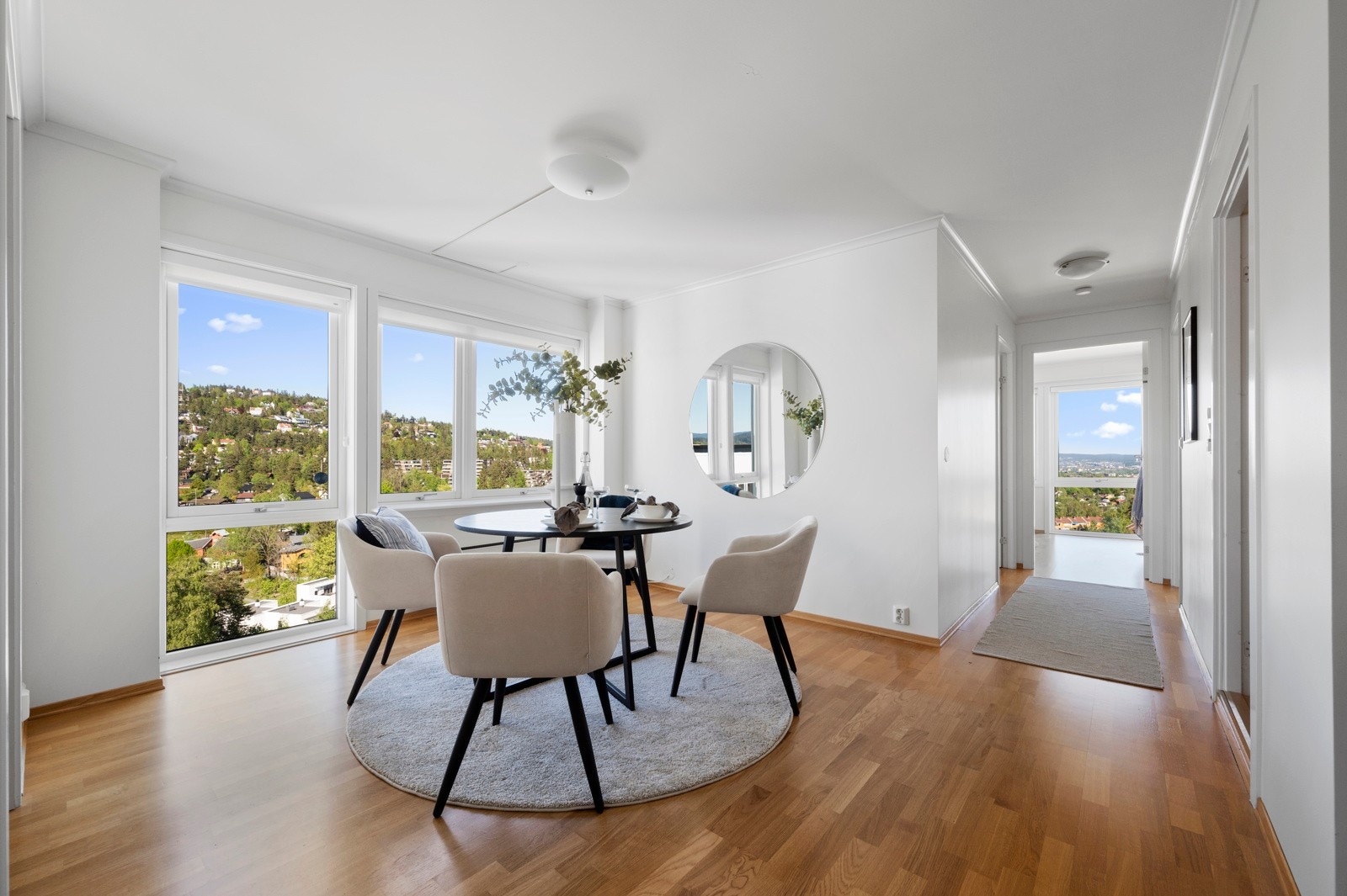 Flott spisestue ved kjøkken med store glassflater. Galleribilde