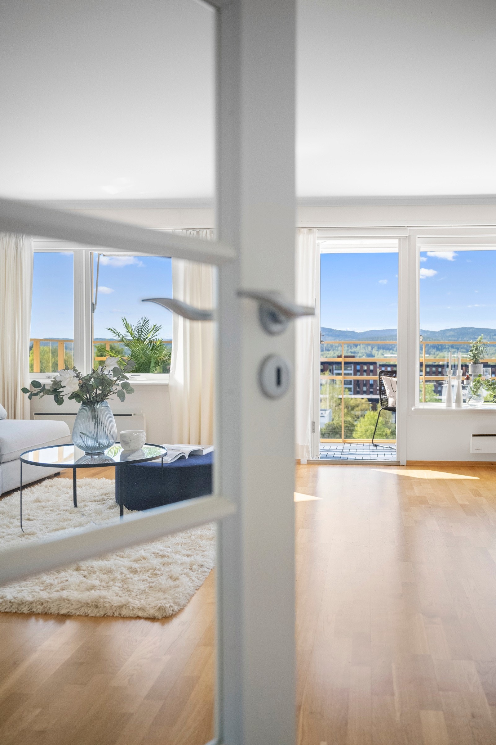 Fine og nyere dører i hele leiligheten. Dør fra gang til stue med glassfelt. Galleribilde