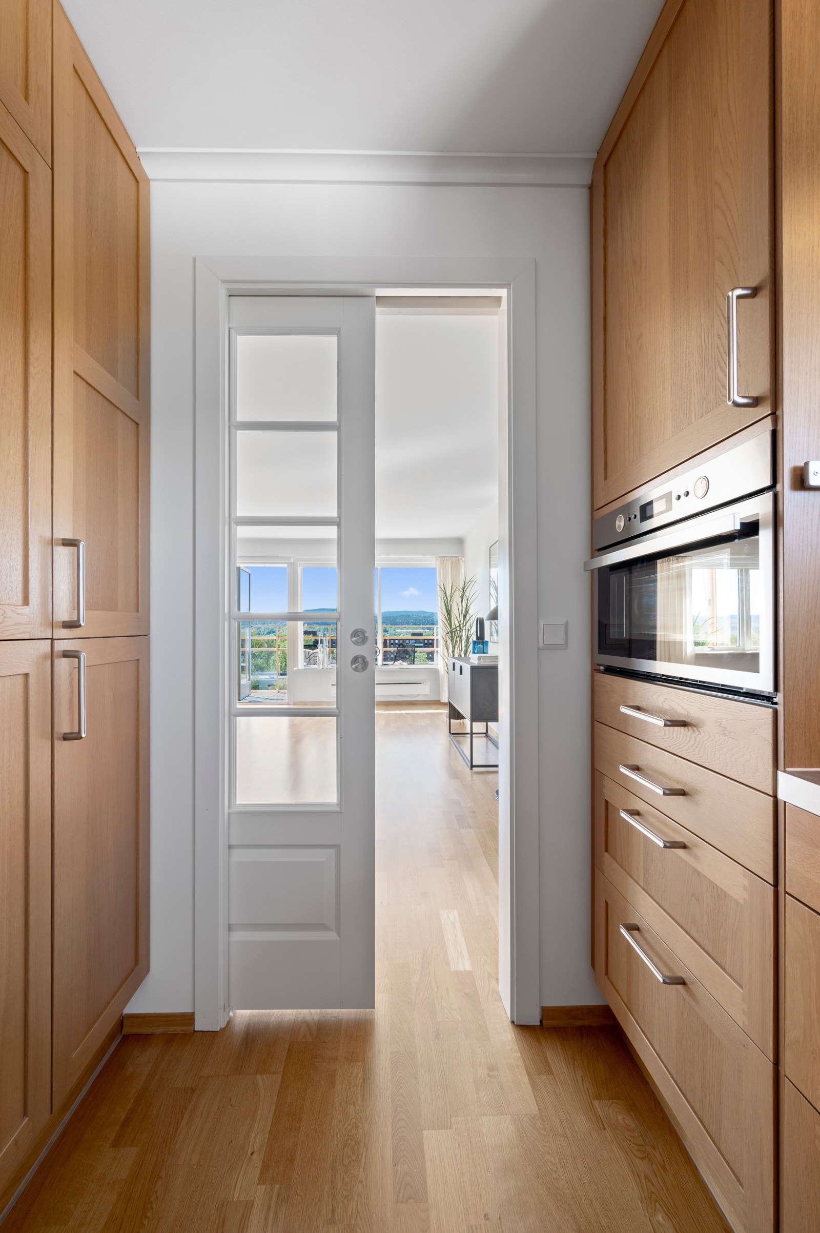 Separat og gjennomgående kjøkken med skyvedør. Galleribilde