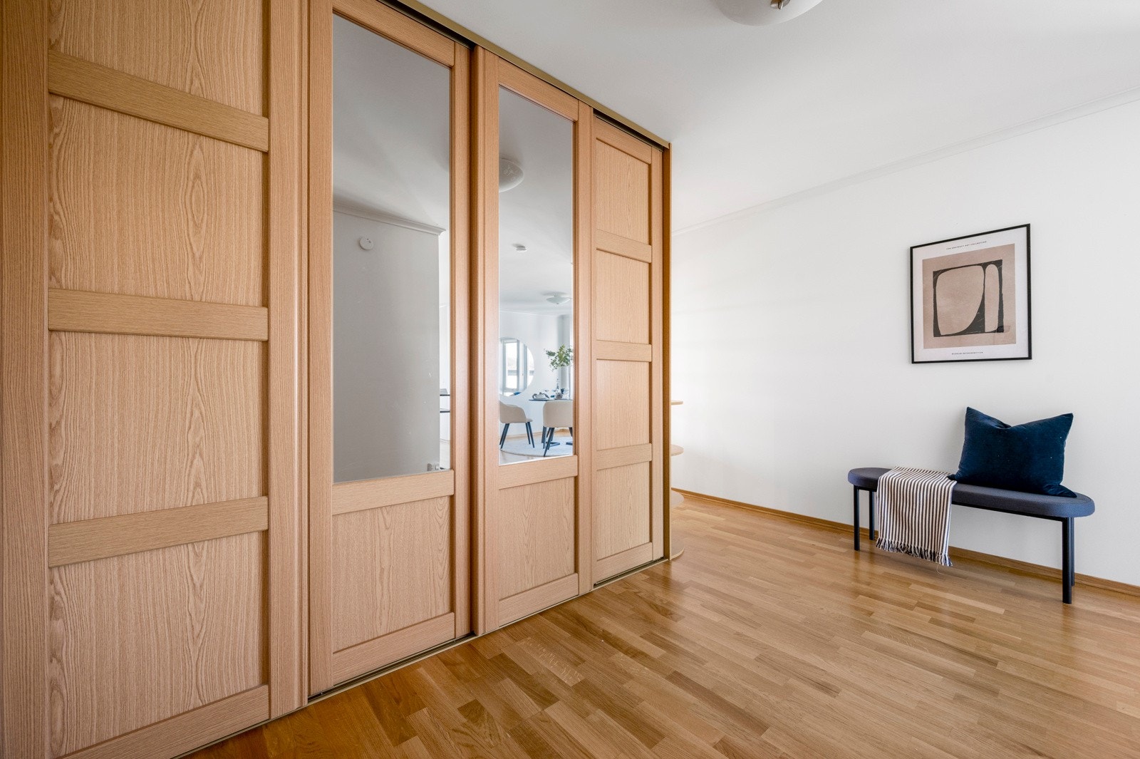 Romslig entré innredet med stor skyvedørsgarderobe. Godt med lagringsplass. Galleribilde