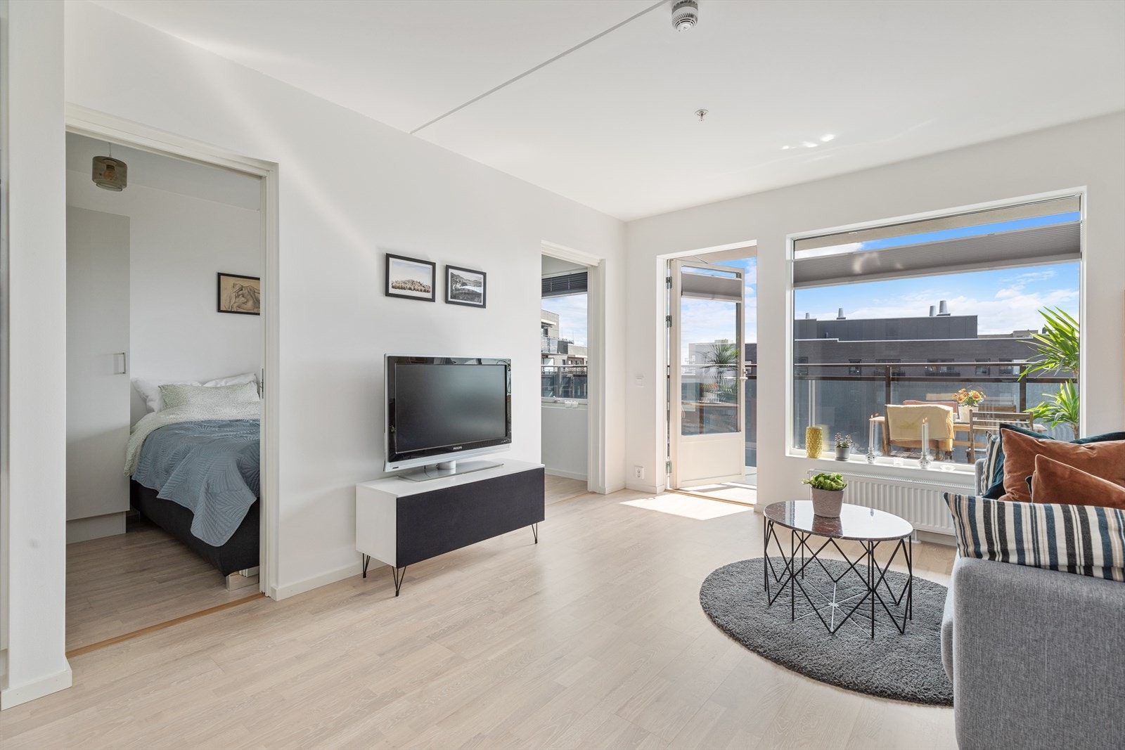 Naturlig oppsett til TV-stue med god plass til innredning. Galleribilde