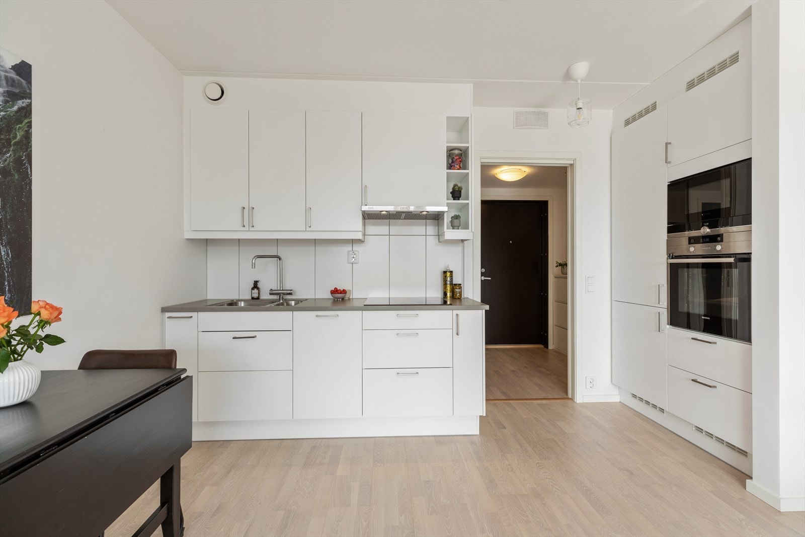 Kjøkkenet er delt i to separate deler - hvor den ene delen består av benkeplass og induksjonstopp. Galleribilde