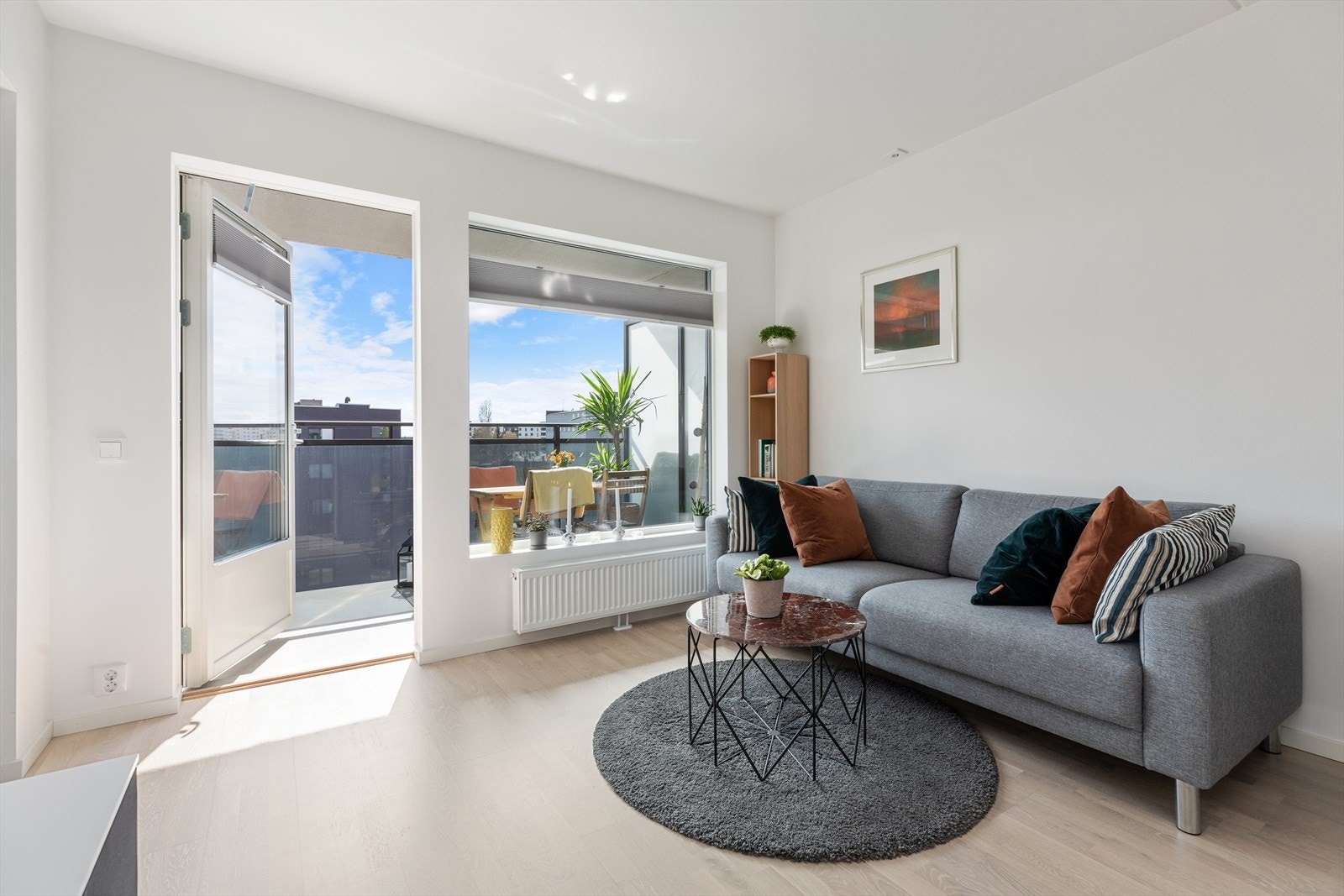 Innvendig har leiligheten en flott og moderne standard med praktisk planløsning. Galleribilde