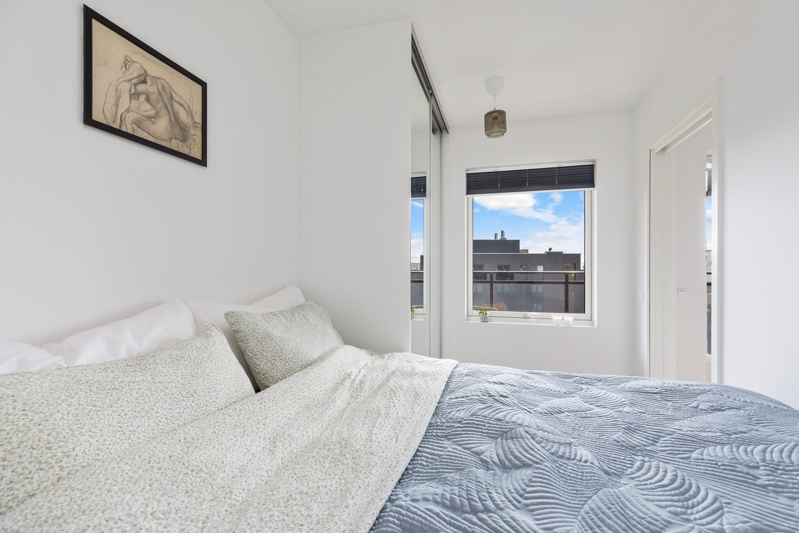 Leiligheten har et romslig soverom med god plass til dobbeltseng og integrert garderobeløsning. Galleribilde