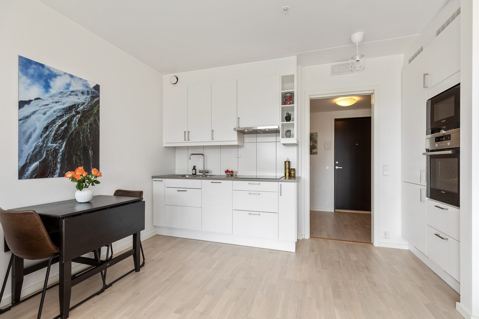 Kjøkkenet har flotte hvite fronter og laminatbenkeplate. Galleribilde