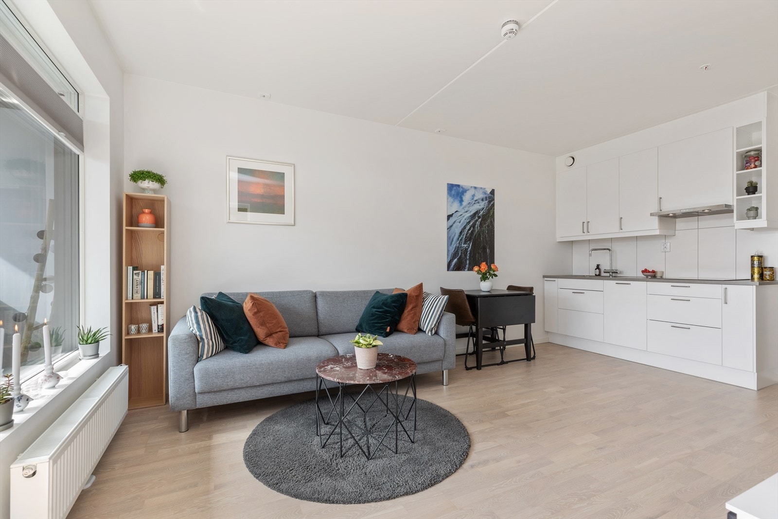 Leiligheten har en stor og romslig åpen kjøkken-stue løsning. Galleribilde