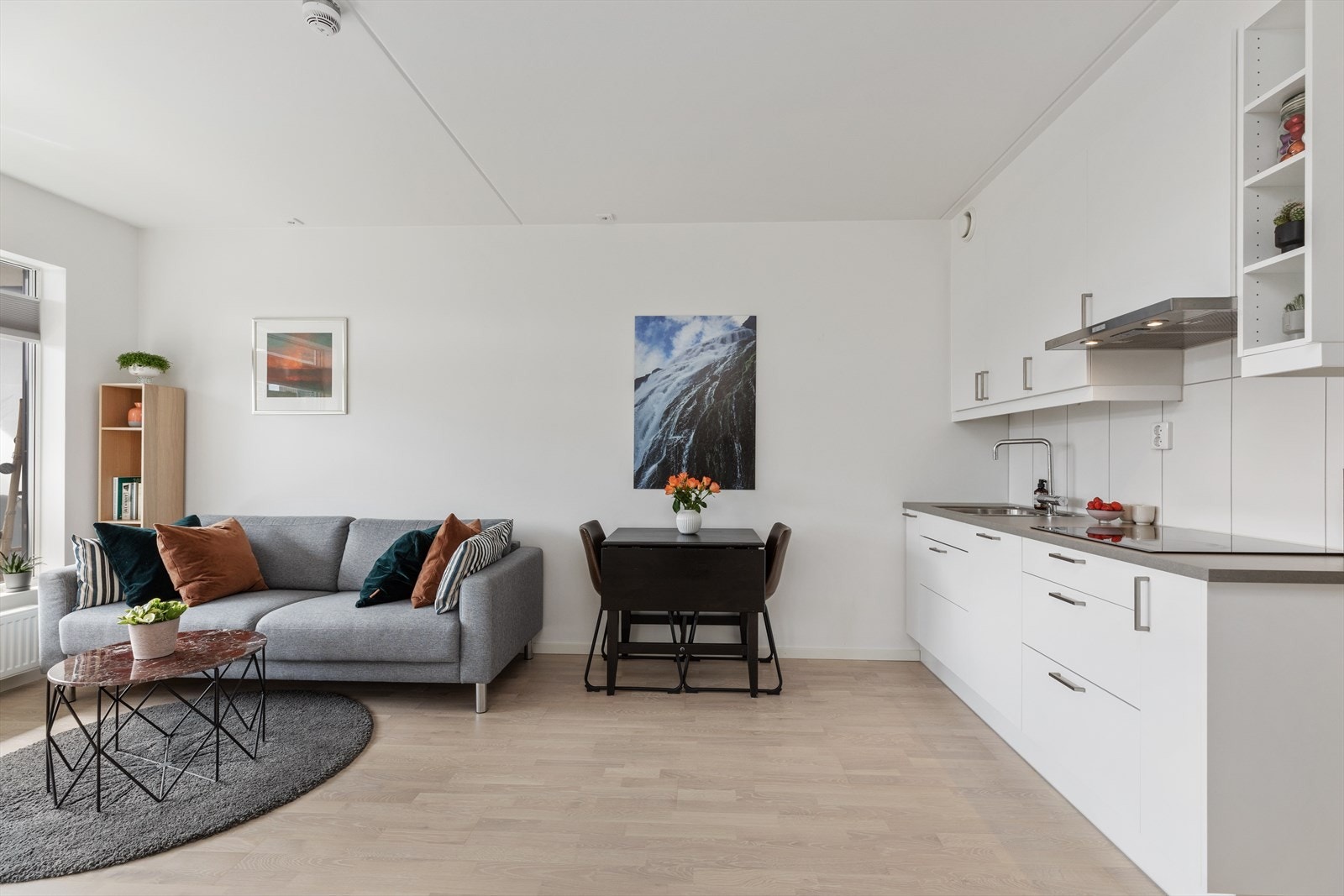 Den praktiske planløsningen skaper et naturlig skille mellom stue og kjøkken. Galleribilde