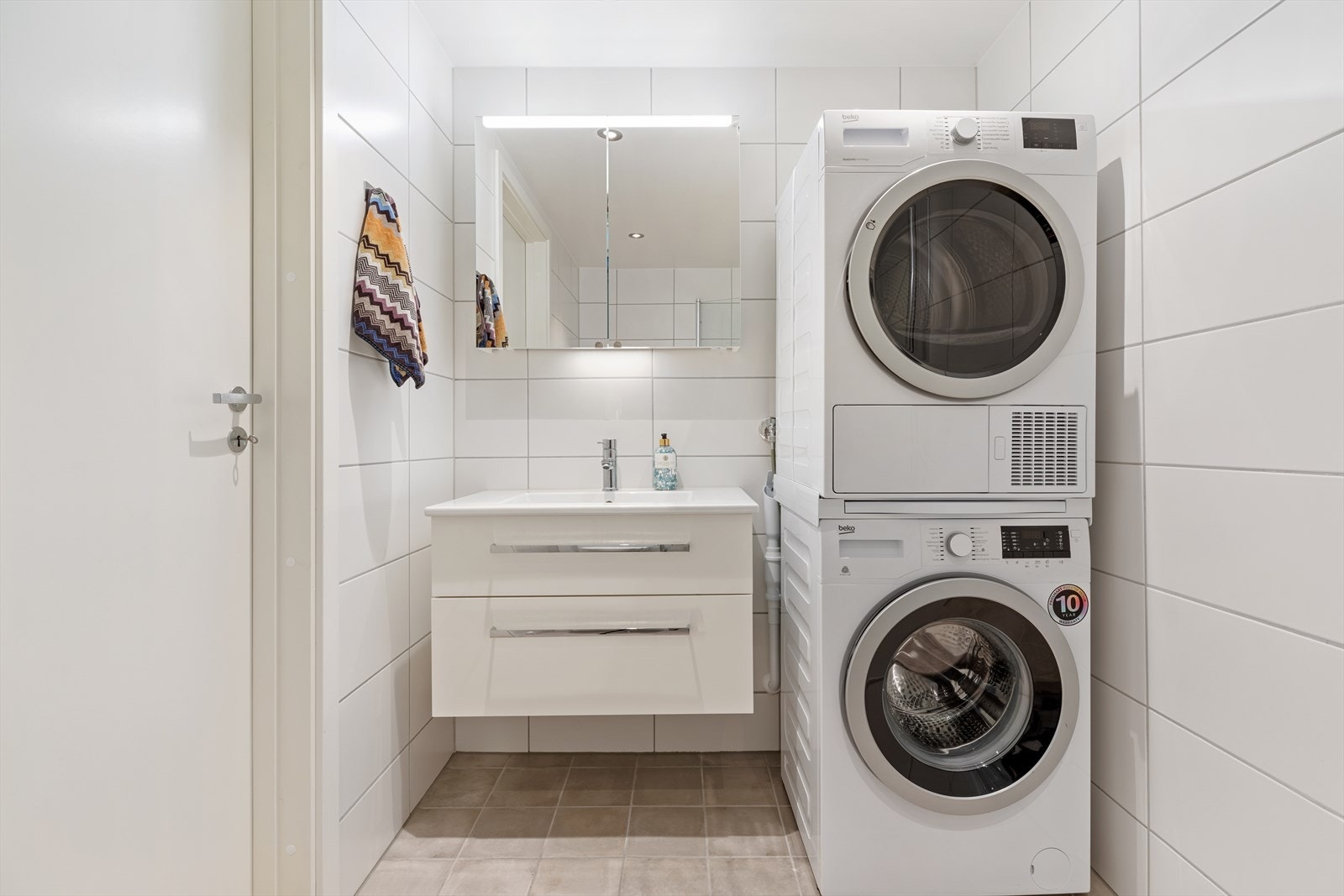 I tillegg til servant og opplegg til både vaskemaskin og tørketrommel. Galleribilde