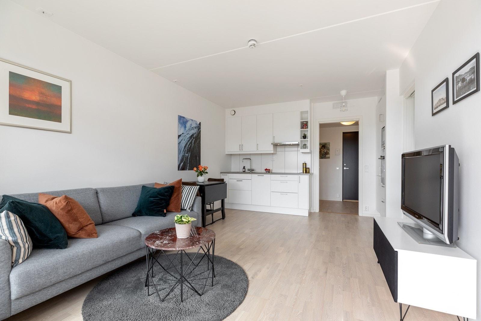 Kjøkkenet har flotte hvite fronter og laminatbenkeplate. Galleribilde