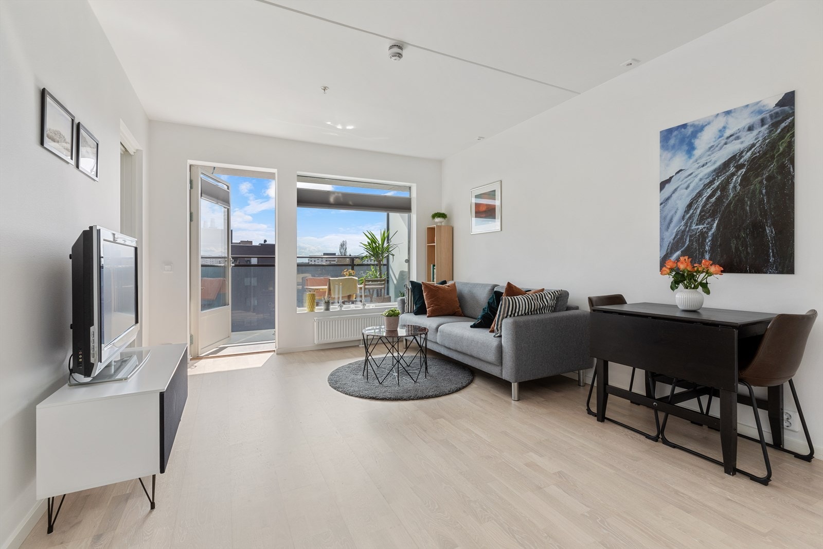 Her er det god plass til sofaløsning, tilhørende møblement - samt spisebordsløsning. Galleribilde