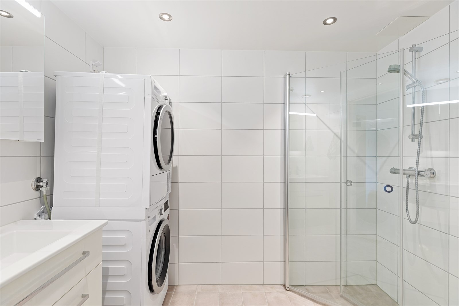 Leiligheten har et flott og stort baderom. Galleribilde