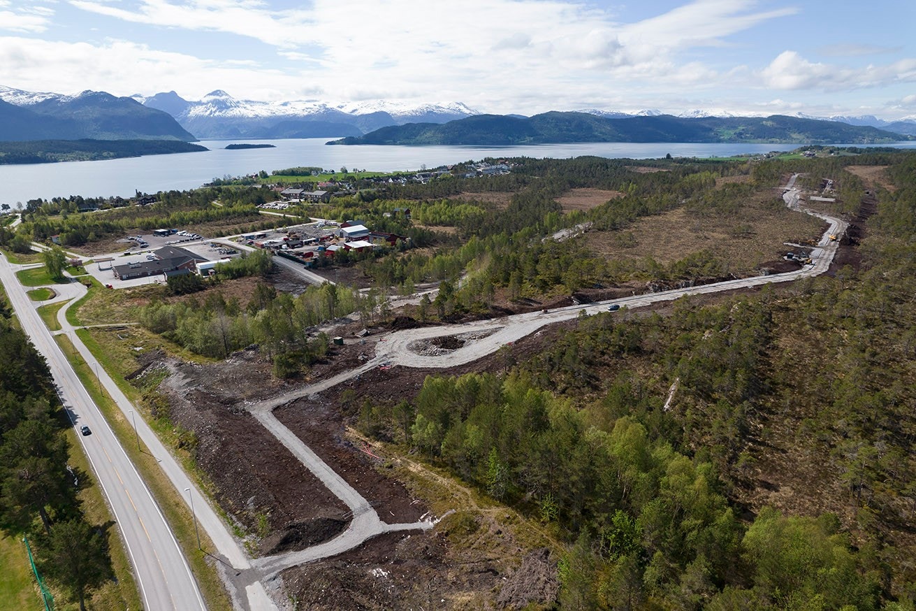 Ca. 200 boenheter fordelt på eneboliger, rekkehus, småhus i kjede og lavblokker. 19 tomter ligger nå ute for salg. Galleribilde