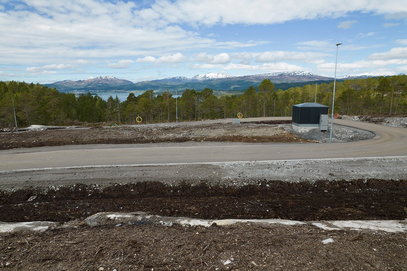 Selger har inngått utbyggingsavtale med Molde kommune. Feltet, og dermed lekeplasser og fellesområder, er delt mellom selger og Molde kommune. All eiendom tilhørende fellesarealer, veg og lekeplasser m.m., vil bli overført til Molde kommune. Galleribilde