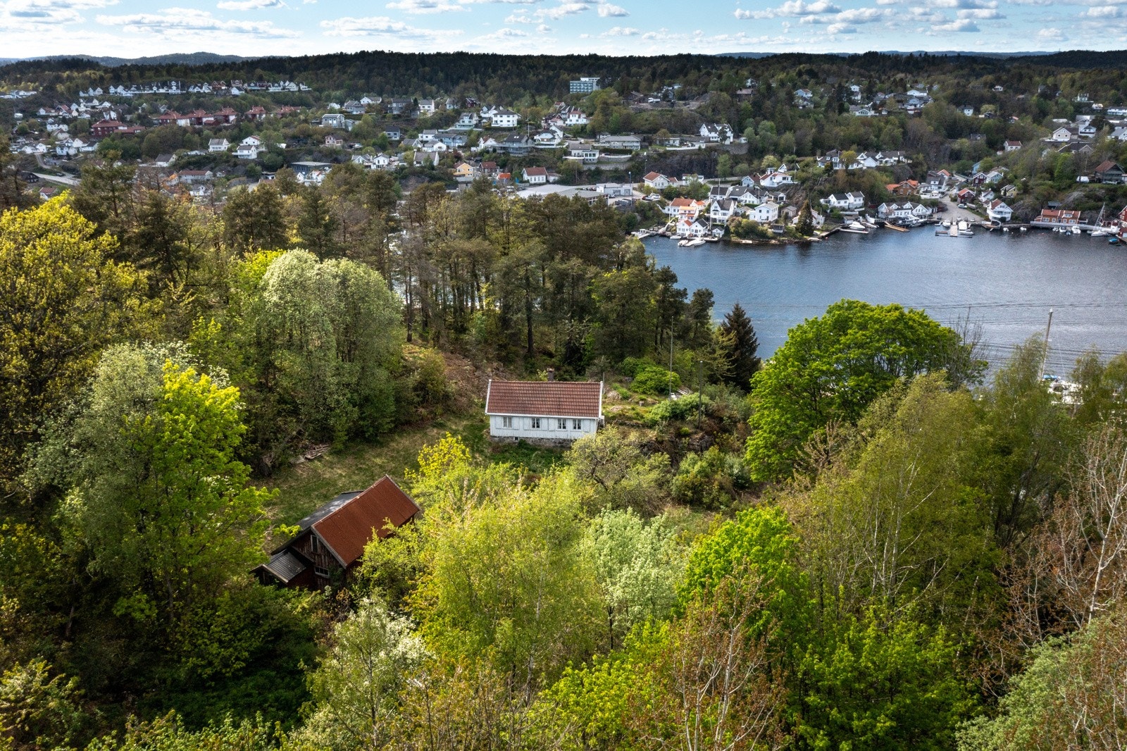 Helt nydelig plass med kort vei til både byen, skole og flotte turområder! Galleribilde