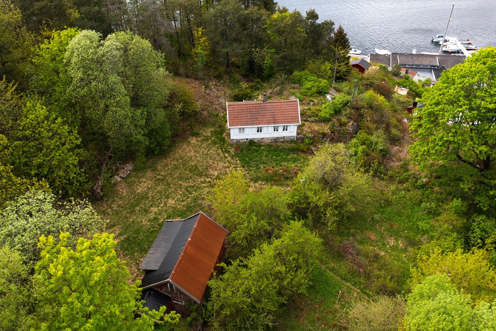 Enebolig med uthus - renoveringsobjekt Galleribilde
