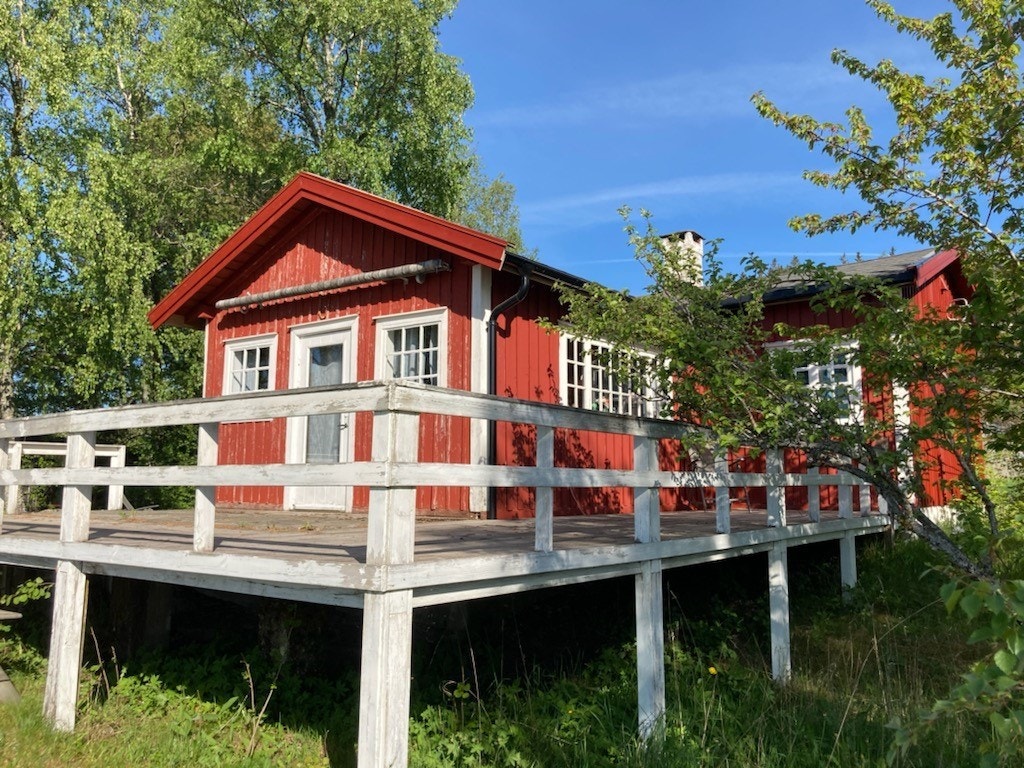 Denne fritidseiendommen har en særdeles idyllisk beliggenhet med nydelige sol- og utsiktsforhold. Galleribilde