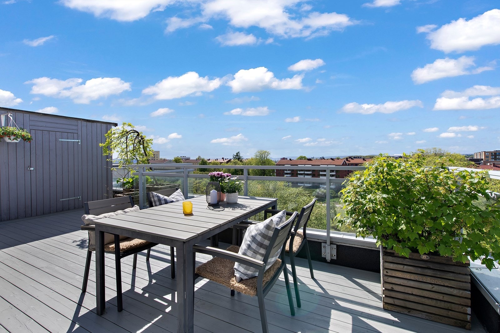 Terrasse | Terrassen er stor og er på 22 m², så her har man god plass for både spisebord og en sittegruppe eller solsenger Galleribilde