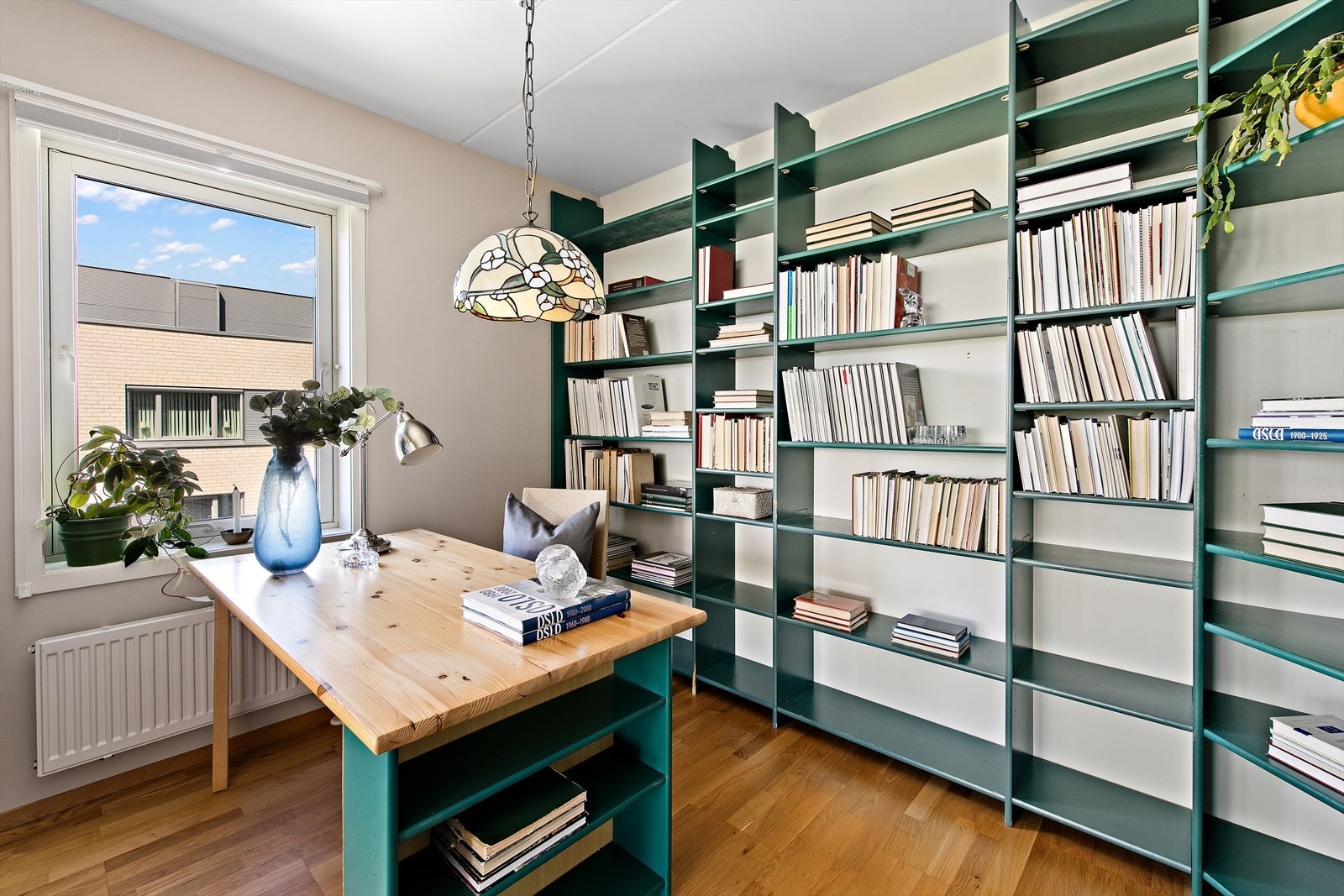 Bibliotek/soverom | Rommet brukes som bibliotek idag, men kan enkelt gjøres om til soverom nr 4 Galleribilde