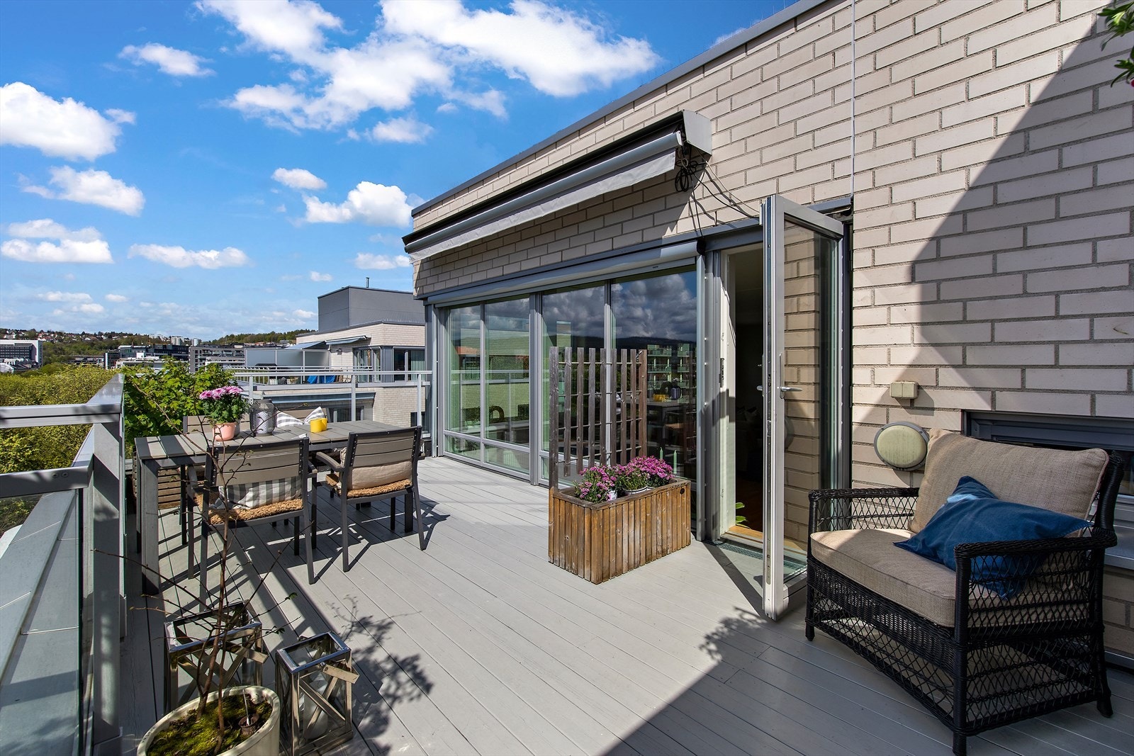 Terrasse | Dette er en flott og innbydende selveierleilighet i 7 etasje med med heis, garasje og terrasser. Galleribilde
