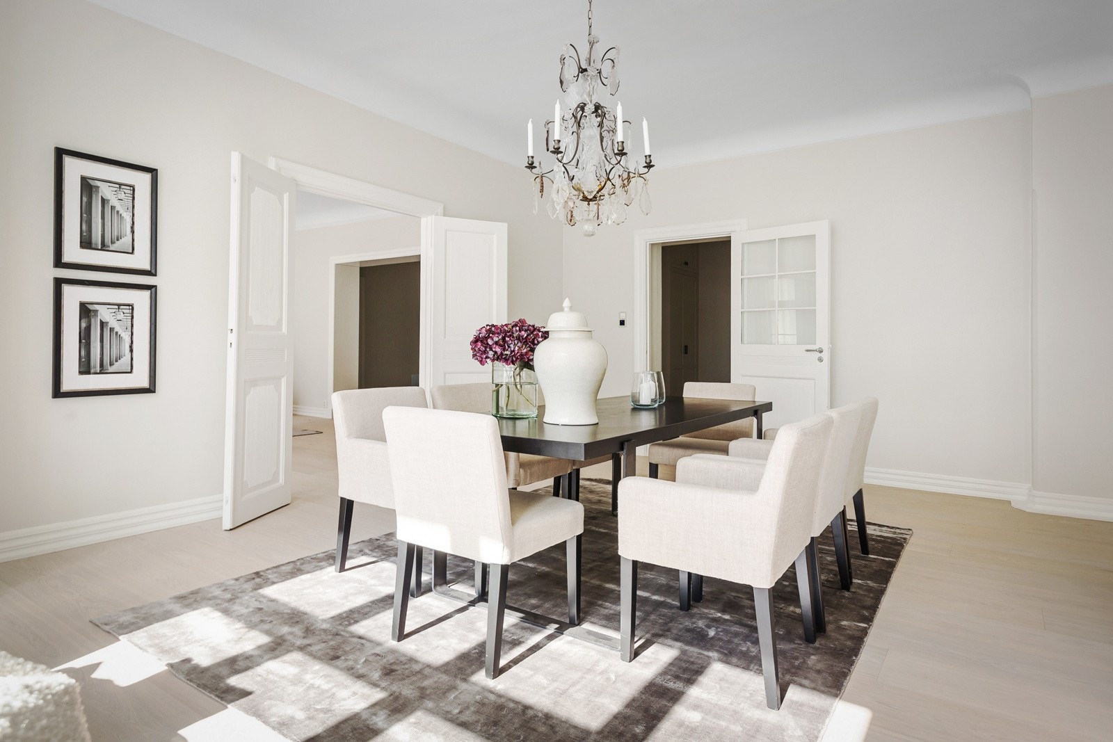 Spisestuen har også dør med glassfelt ut til entreen/hallen. Galleribilde