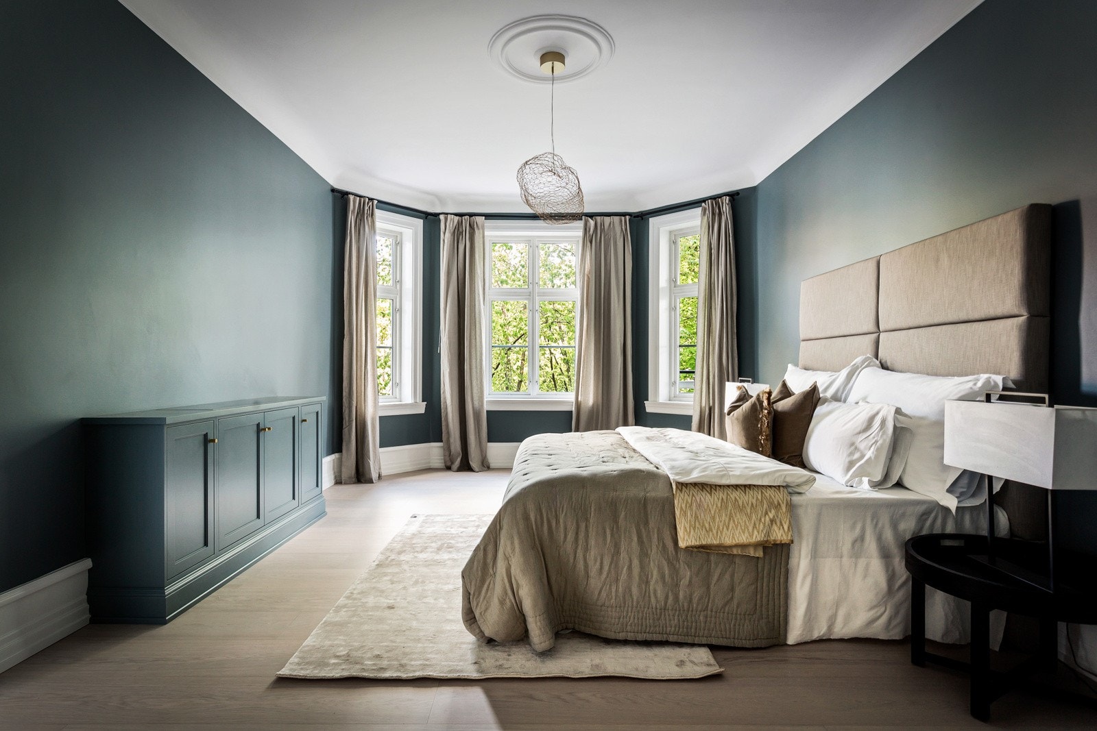 Masteravdelingen har en herlig suiteløsning med eget bad, og et påkostet omkledningsrom/walk-in. Galleribilde