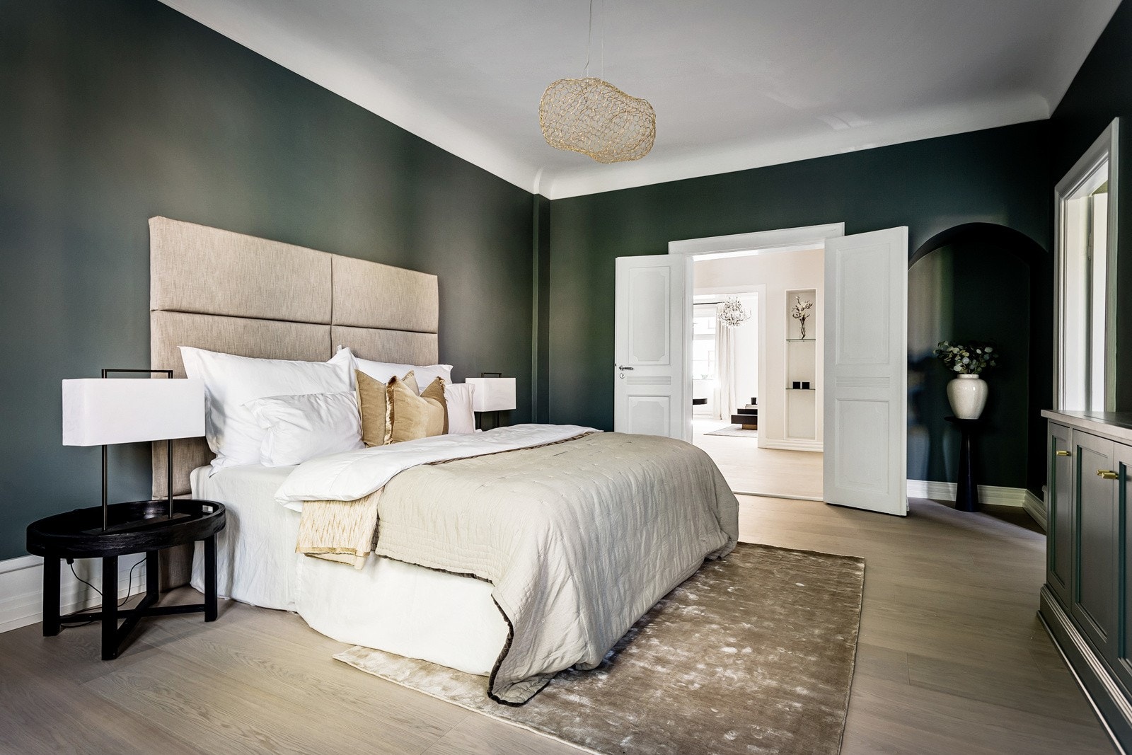 Rommet er malt i en dyp, trendy farge som står godt til den hvite belistningen og har spesialtilpasset kommode tilrettelagt for flatskjerm. Det er enstavs eikeparkett med gulvvarme, rosett i himlingen og tofløyet dør til mellomstuen. Galleribilde