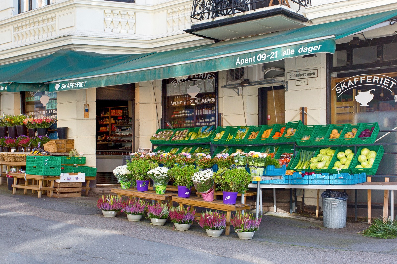 Dagligvarehandelen kan gjøres på blant annet Skafferiet og Joker Bygdøy allé som er søndagsåpen. Begge ligger i kort rusleavstand. Bygdøy allé er kjent for sine spennende spesialforretninger, spesielt innenfor mote, interiør og mat. Galleribilde