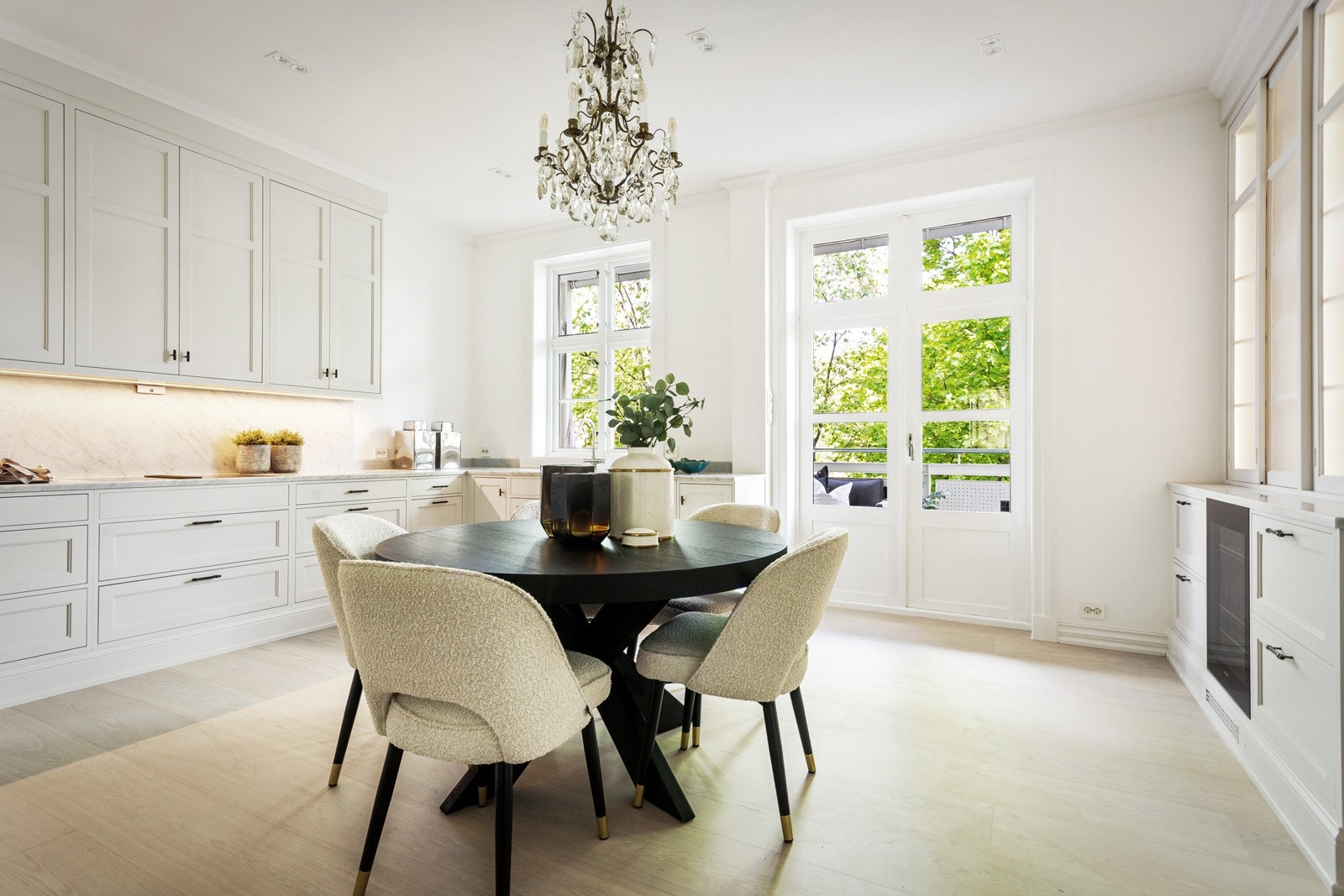 Dessuten er det utgang til vestvendt balkong mot gårdsrommet, slik at alt fra morgenkaffen til større måltider enkelt kan medbringes ut i det fri. Galleribilde