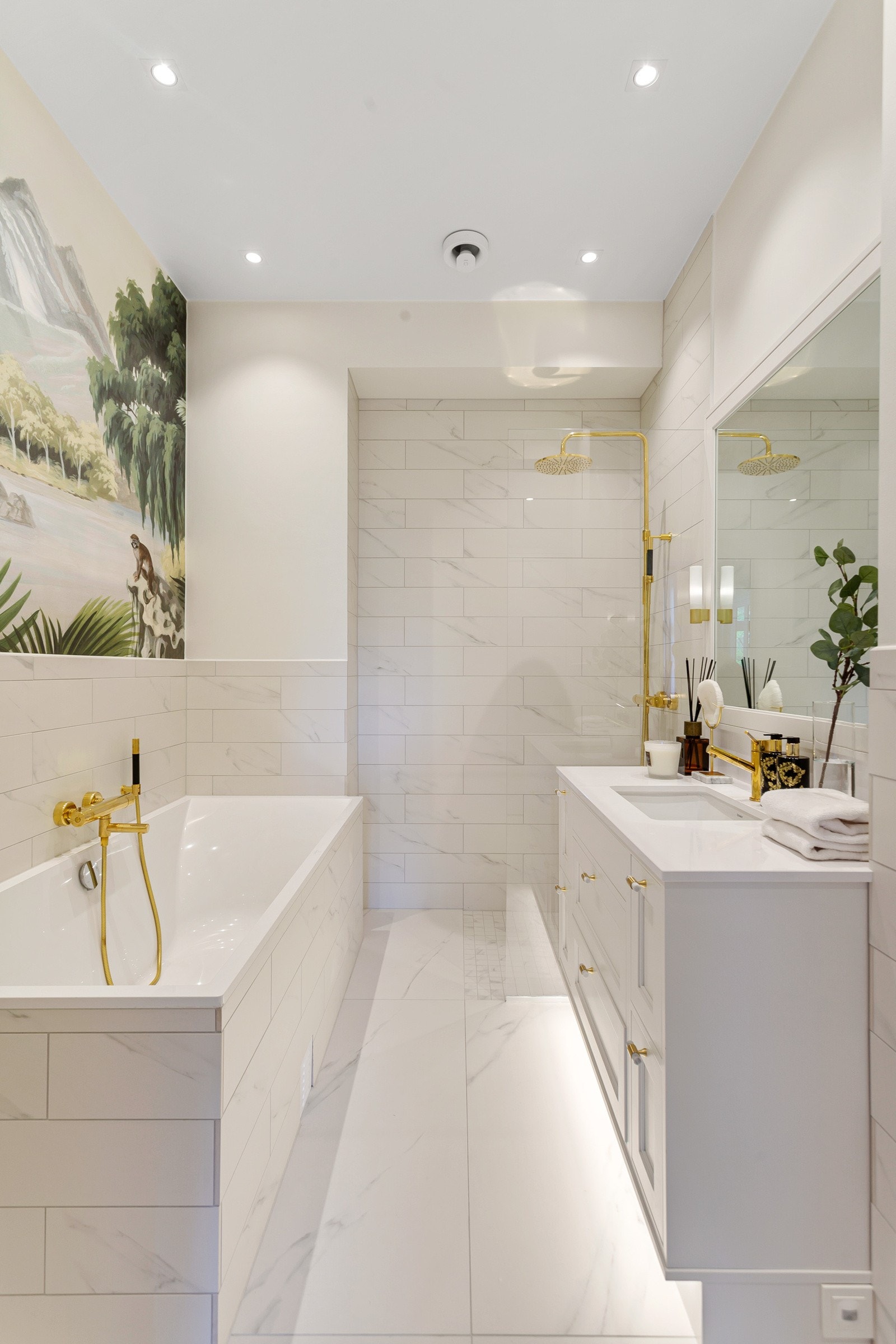 Bad med adkomst fra masteravdeling fremstår som en liten spa-avdeling. Her er det både innfliset badekar med håndholdt dusj, og et dusjhjørne med dusjvegg i herdet glass, hånddusj og deilig regnfallsdusj. Galleribilde